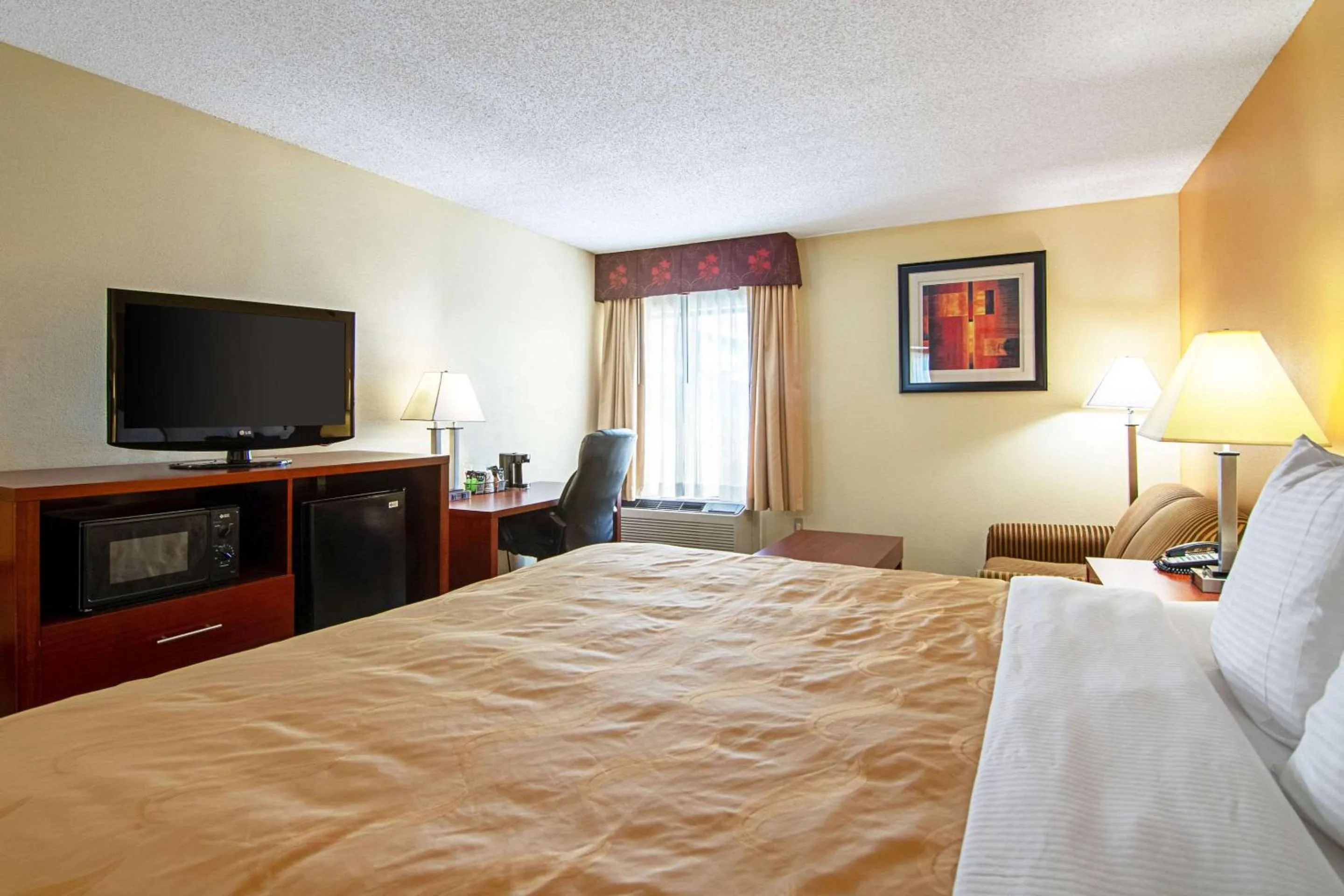 Photo of the whole room, Bed in Quality Inn & Suites Richburg I-77