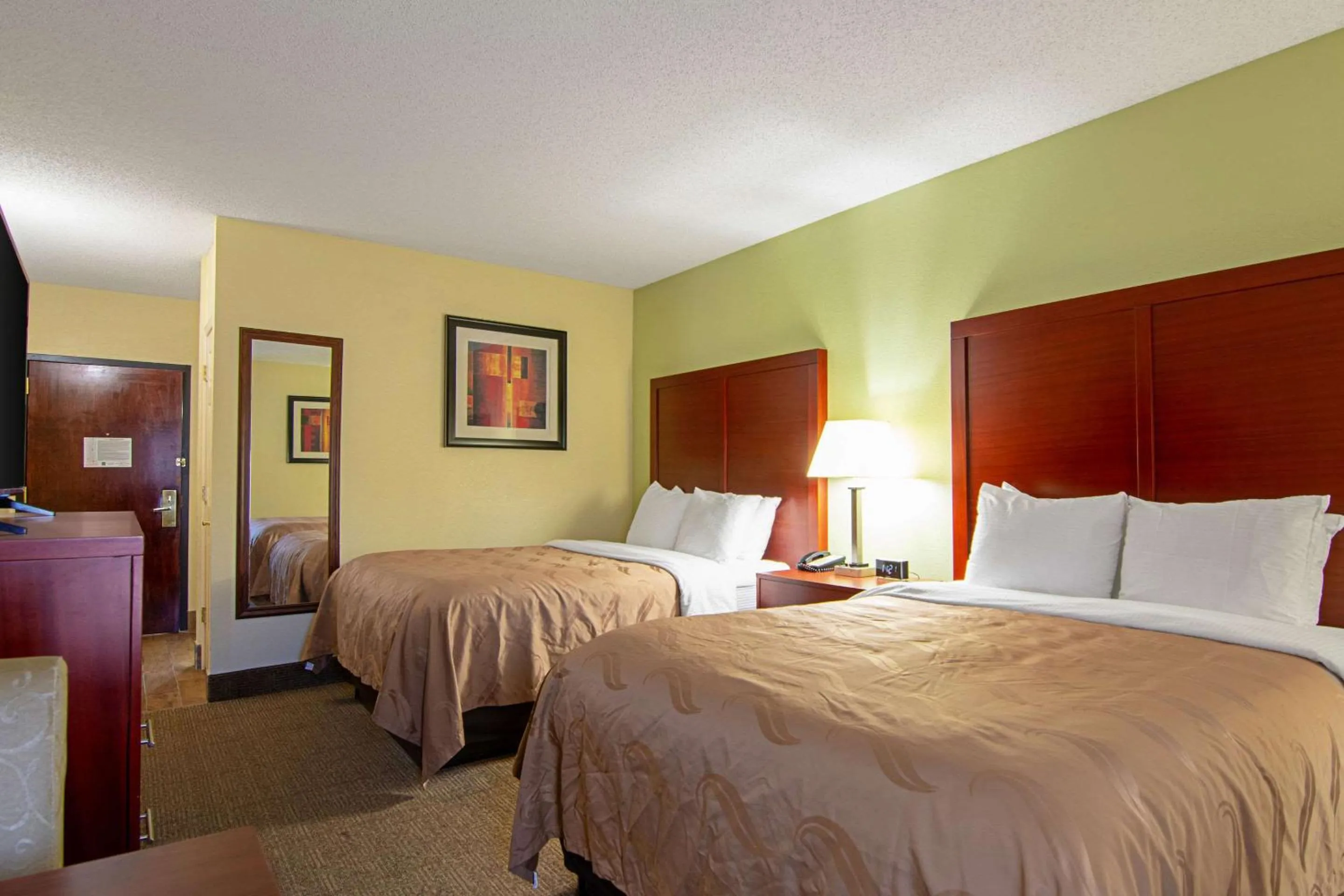 Photo of the whole room, Bed in Quality Inn & Suites Richburg I-77
