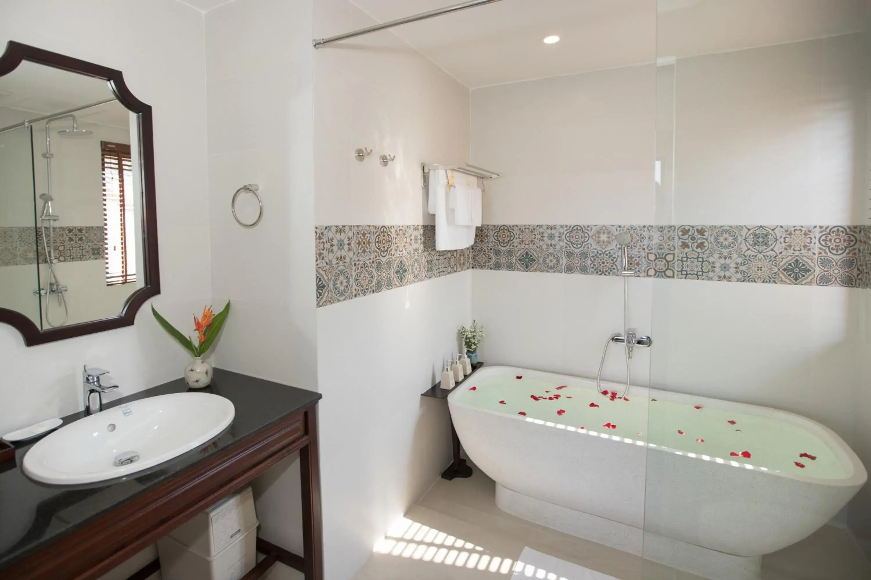 Deluxe Twin Room with Balcony and River View in Roxana River Villa Deluxe Twin Room with Balcony and River View in Roxana River Villa