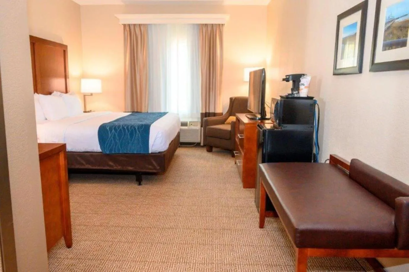 Photo of the whole room, Bed in Comfort Inn & Suites Patriots Point