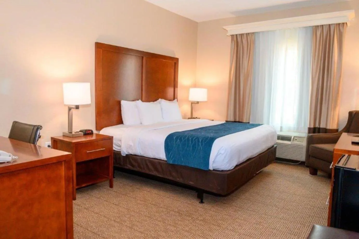 Photo of the whole room, Bed in Comfort Inn & Suites Patriots Point