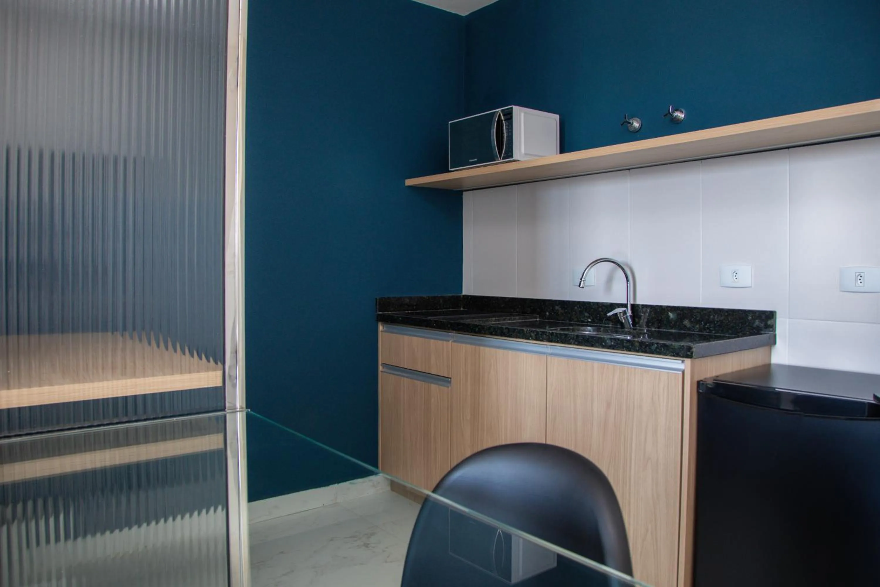 kitchen in Slim Curitiba João Bettega