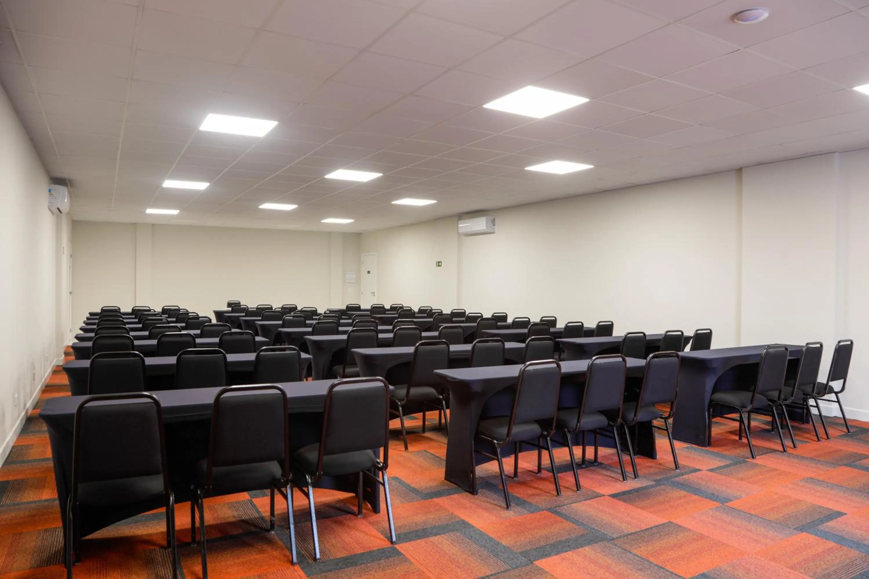 Meeting/conference room in Slim Curitiba João Bettega