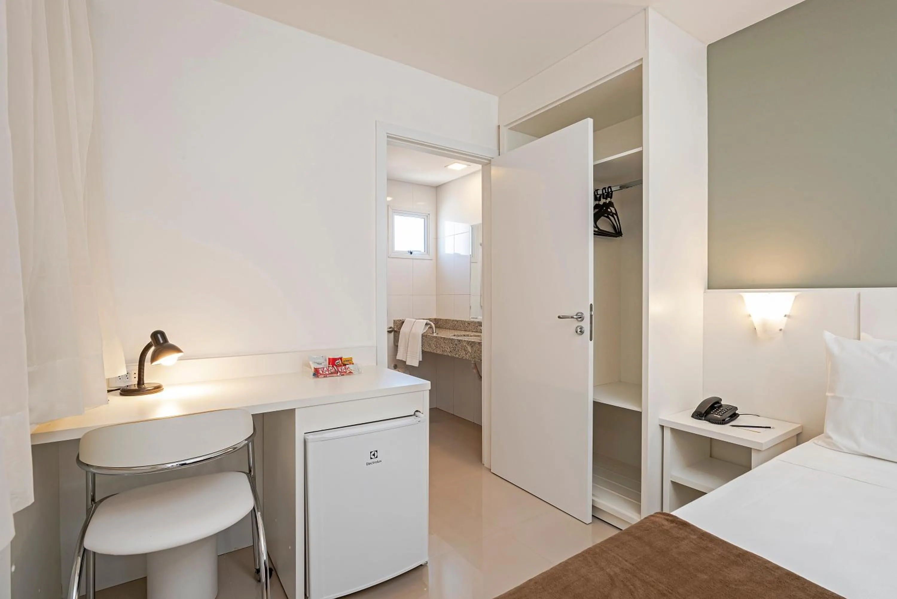 Bathroom, Bed in Slim Curitiba João Bettega