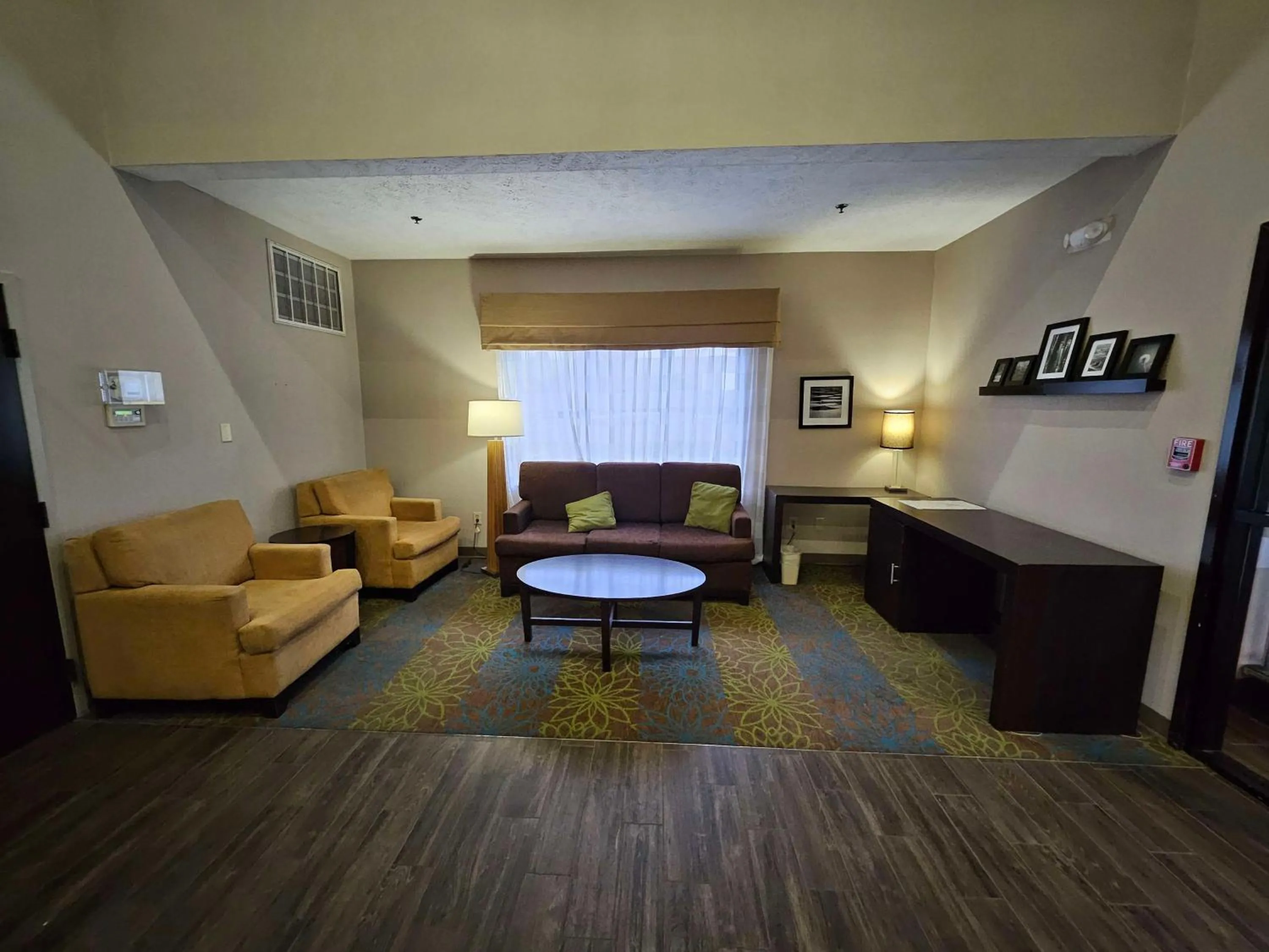 Lobby or reception in SureStay by Best Western Summerville Flowertown