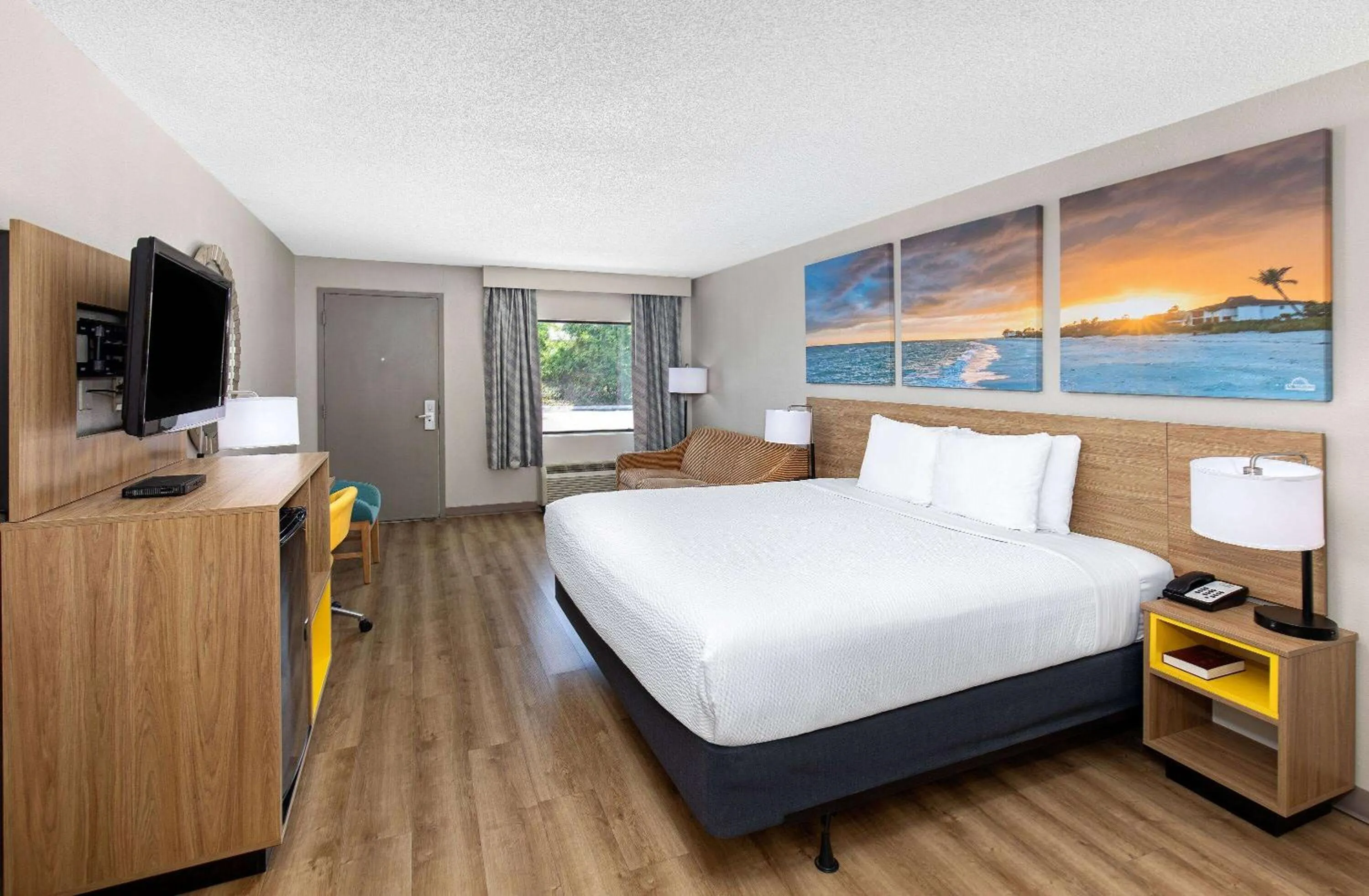 Photo of the whole room, Bed in Days Inn by Wyndham St George