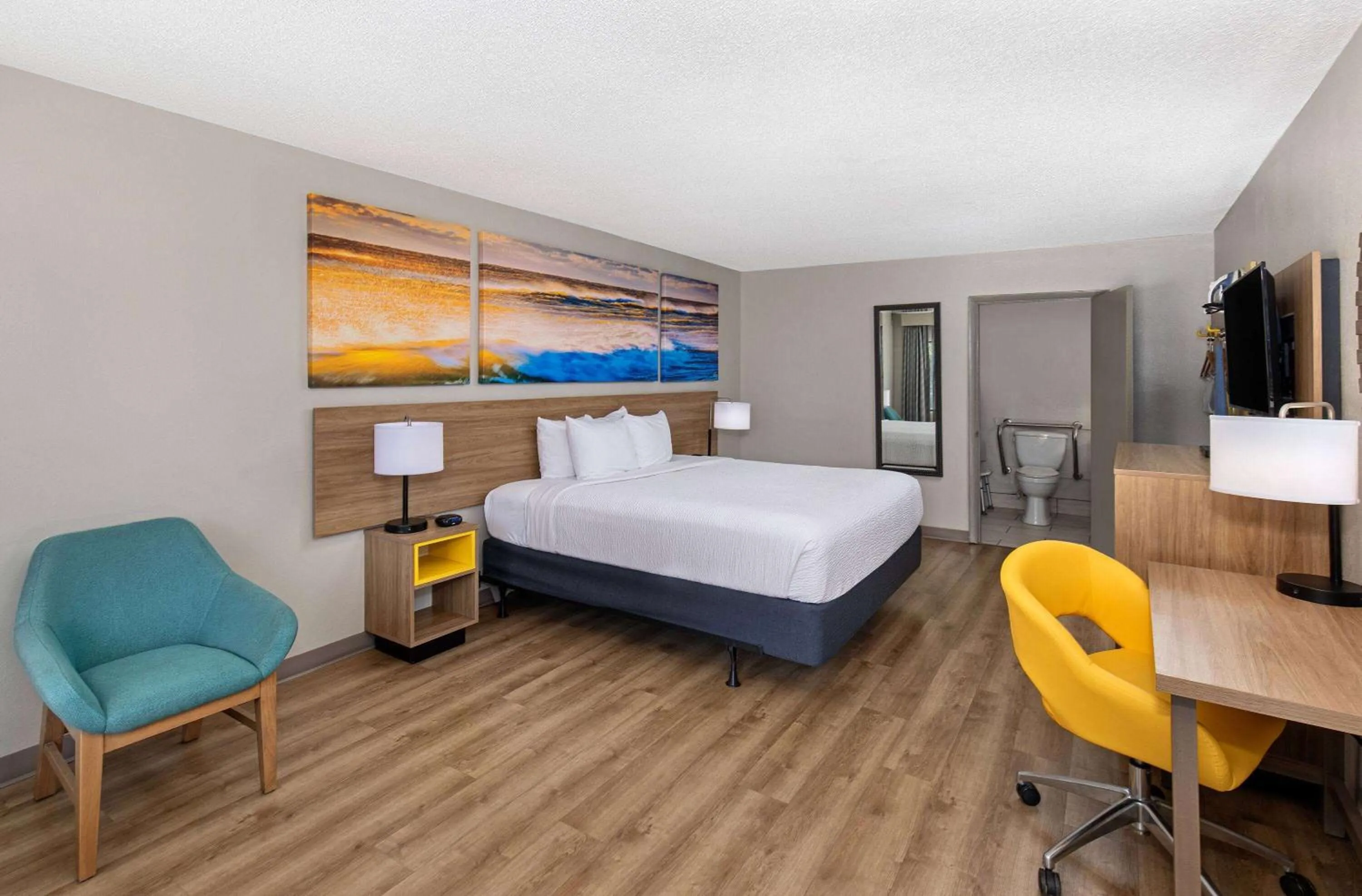 Photo of the whole room, Bed in Days Inn by Wyndham St George