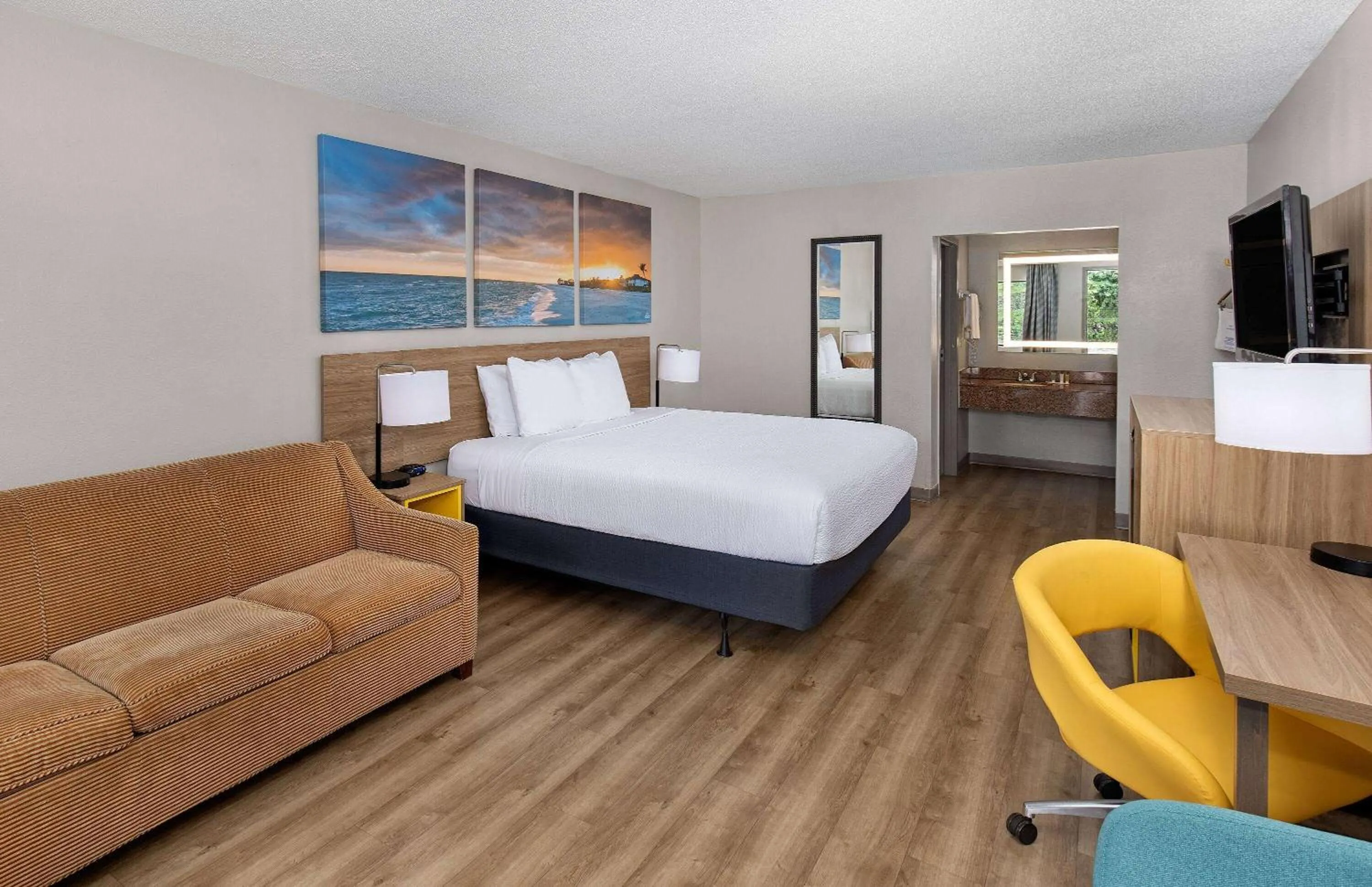 Photo of the whole room, Bed in Days Inn by Wyndham St George