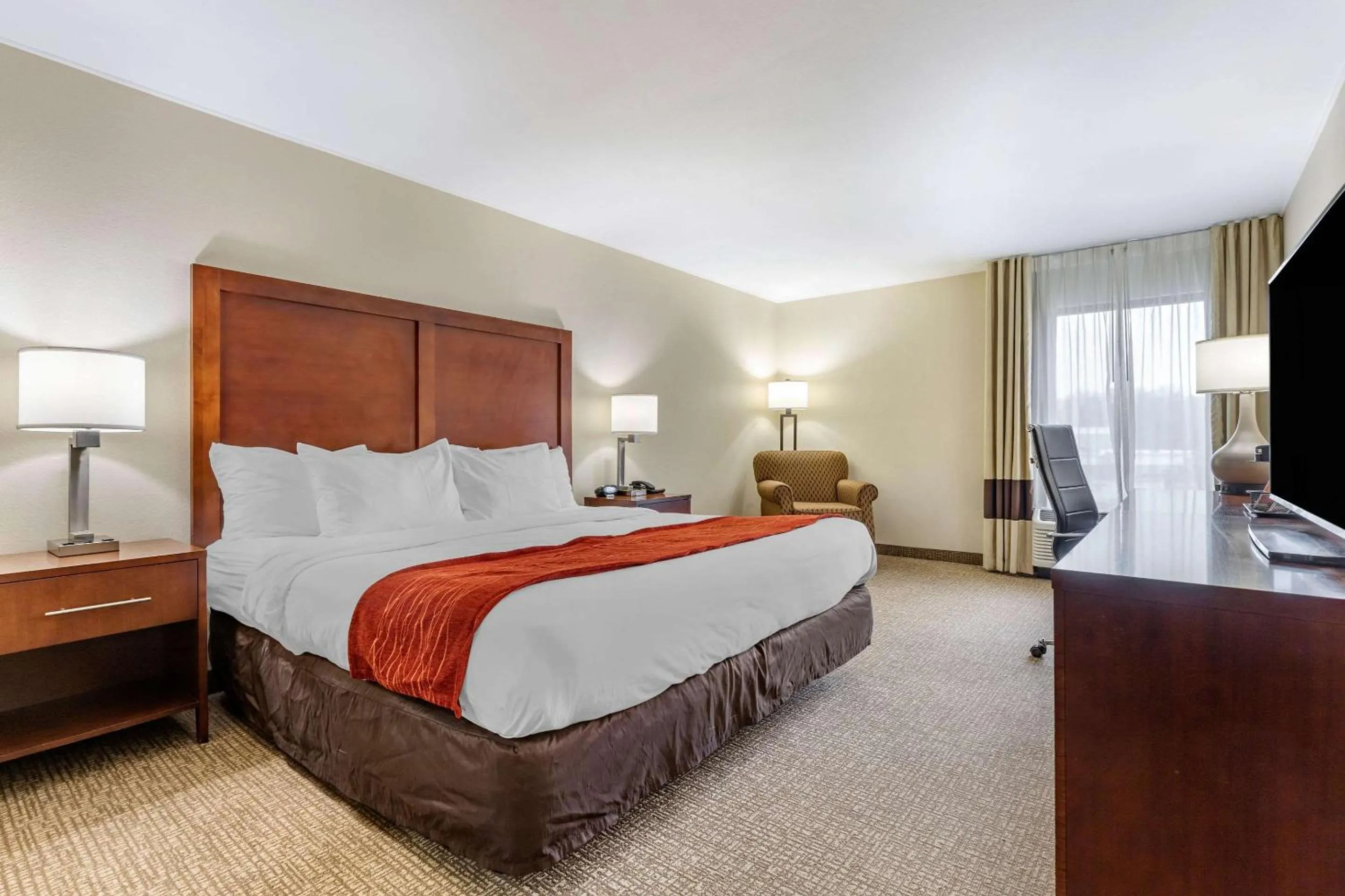 Photo of the whole room, Bed in Comfort Inn & Suites Clemson - University Area