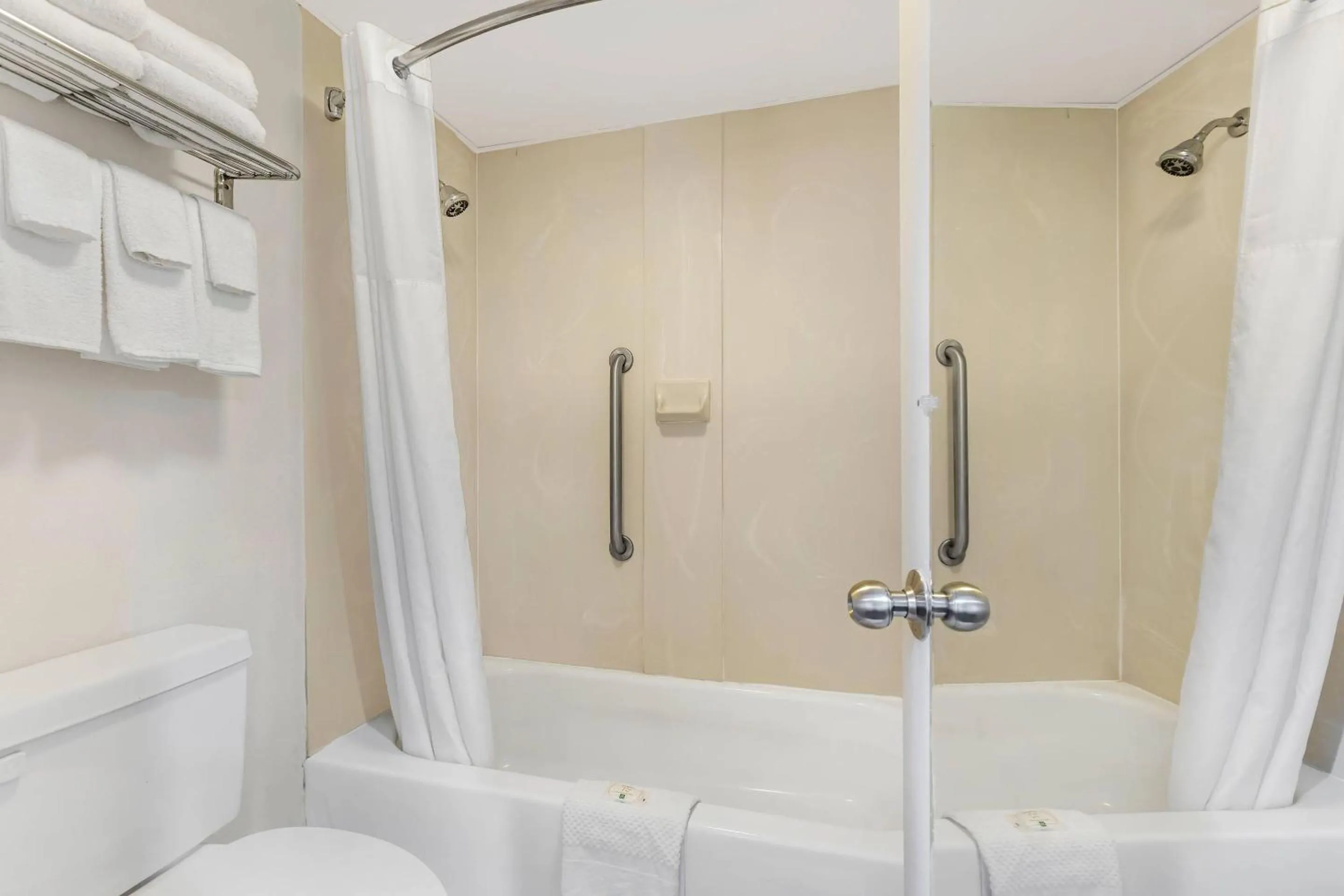 Bedroom in Quality Inn & Suites Easley - Greenville