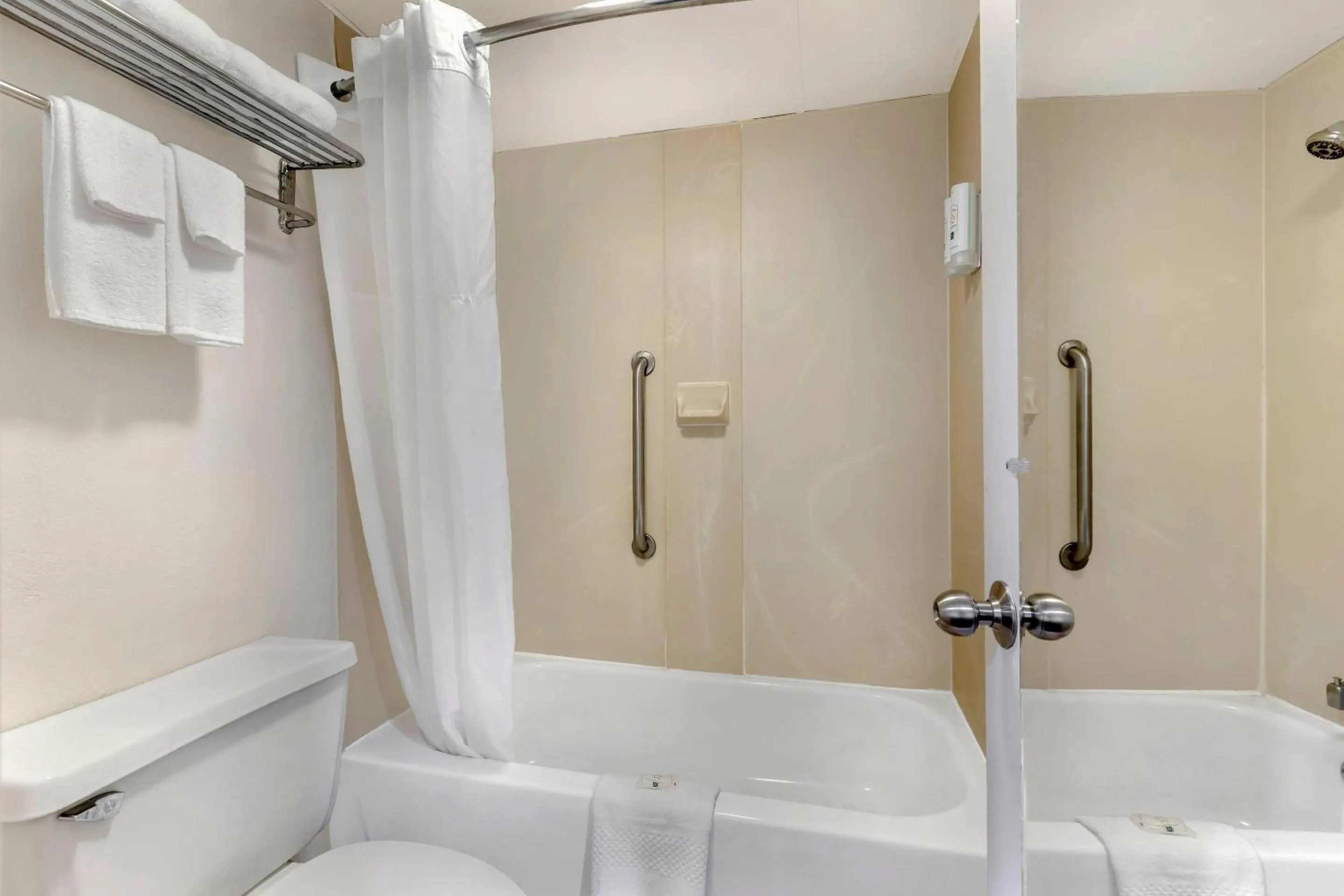 Bedroom in Quality Inn & Suites Easley - Greenville