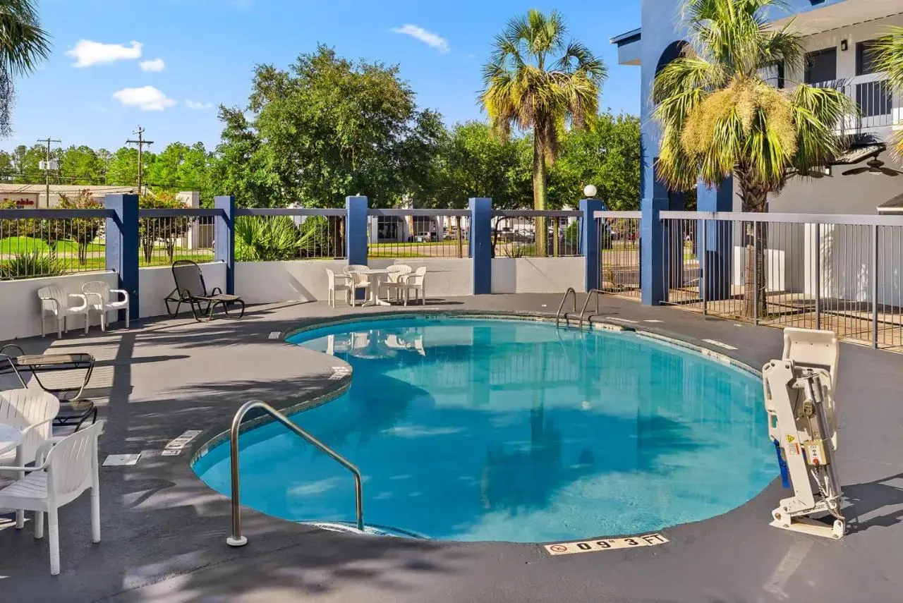 Swimming pool in Quality Inn & Suites Aiken East