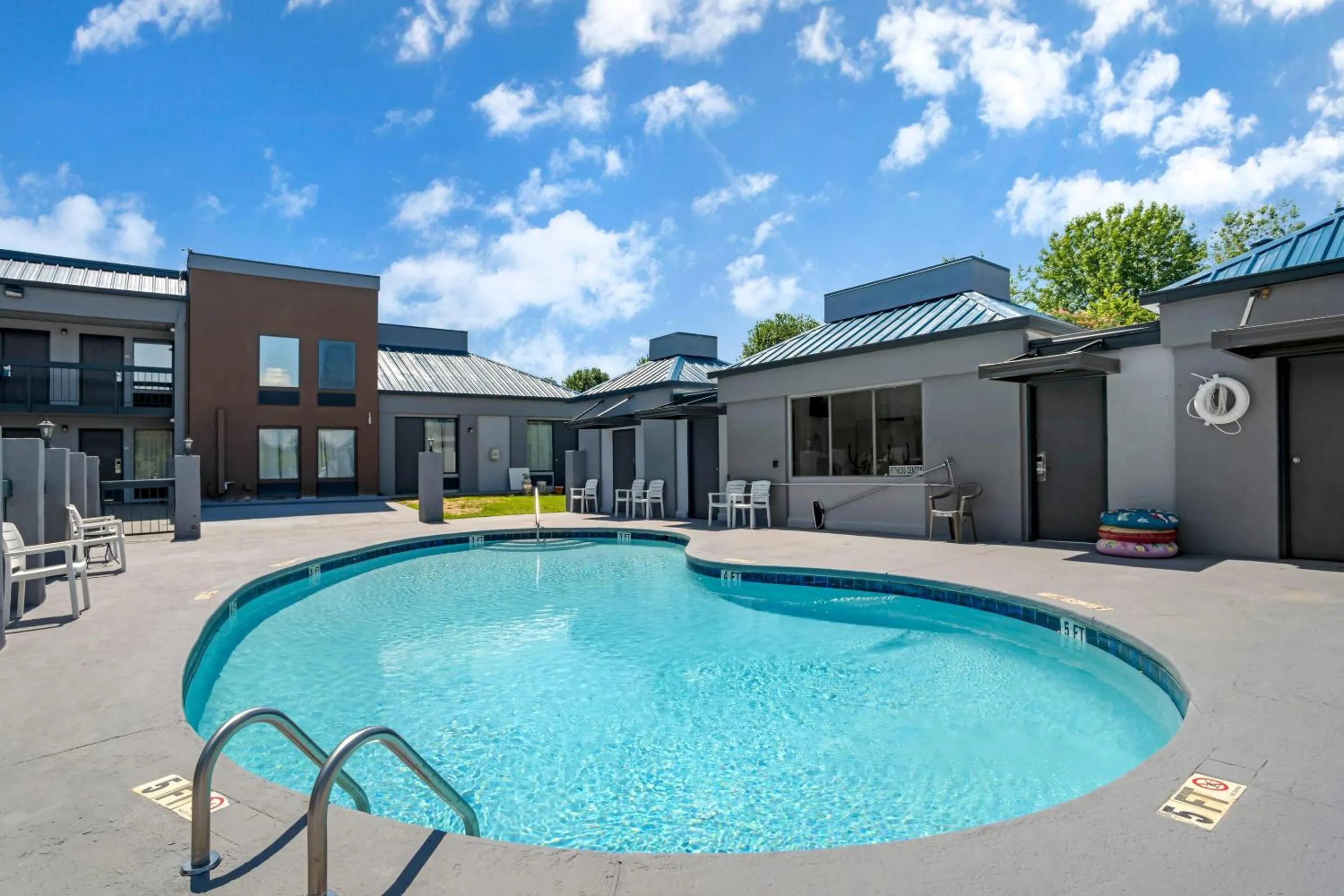 Swimming pool in Quality Inn Simpsonville-Greenville