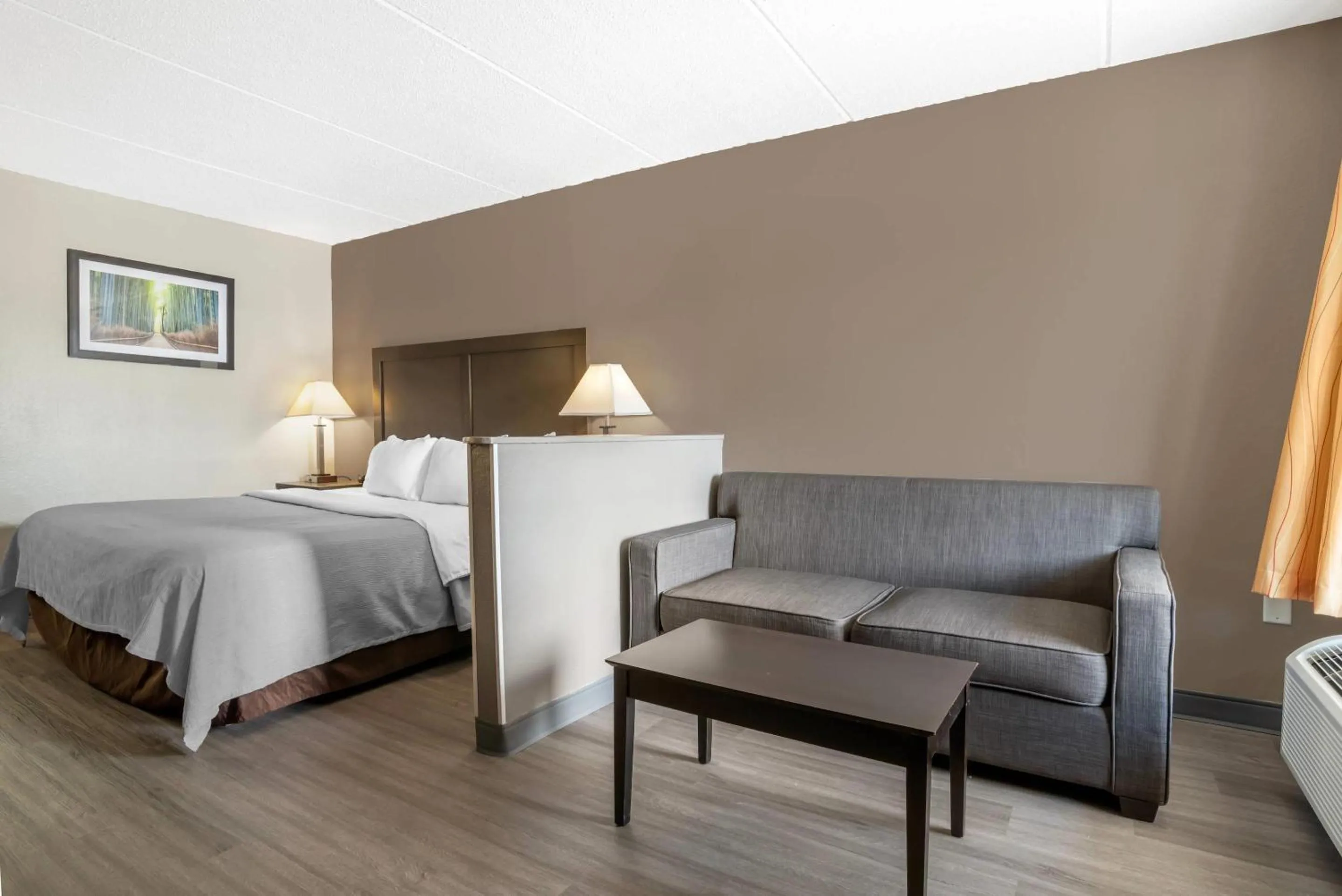 Bedroom, Bed in Quality Inn Simpsonville-Greenville