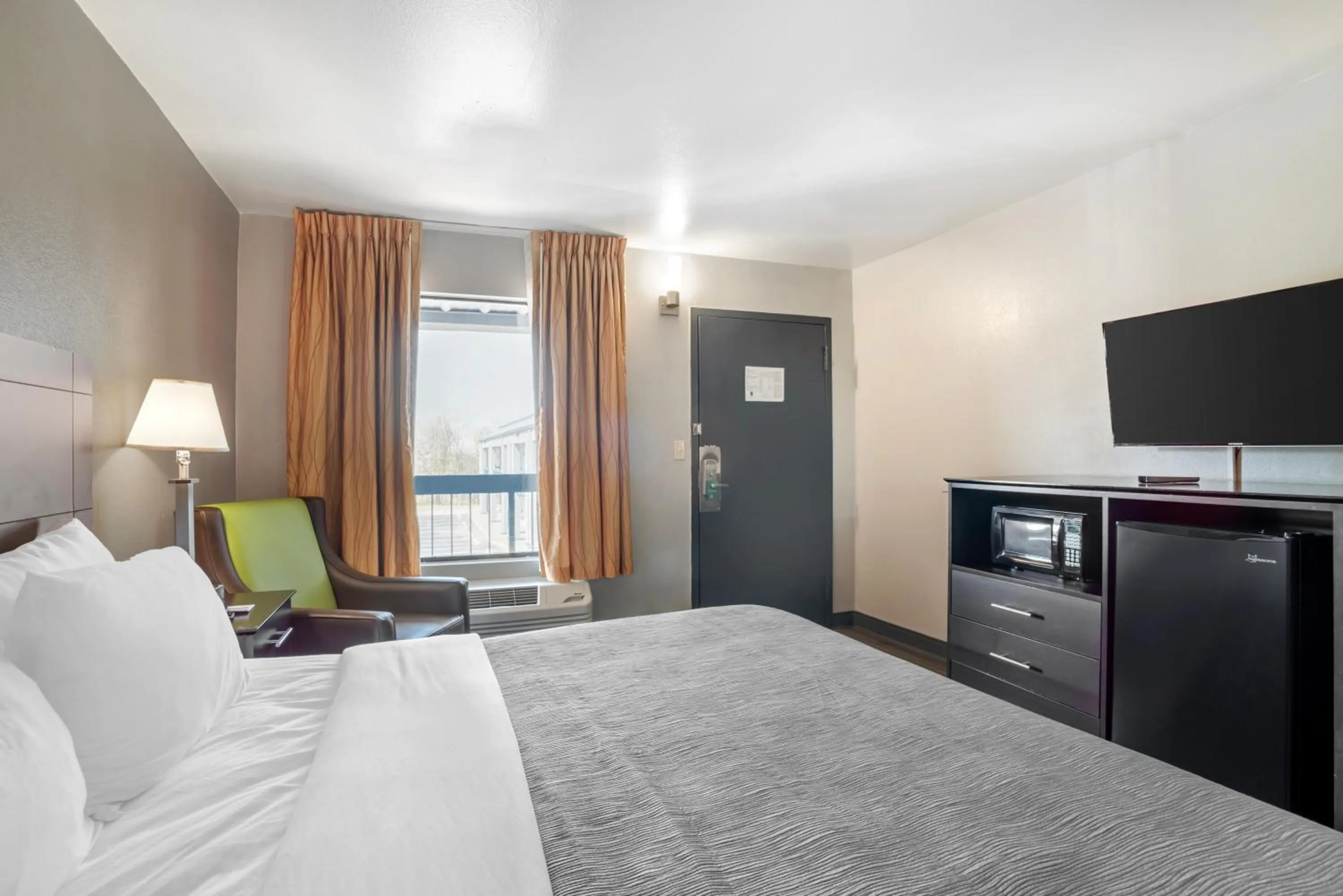 Bed in Quality Inn Simpsonville-Greenville