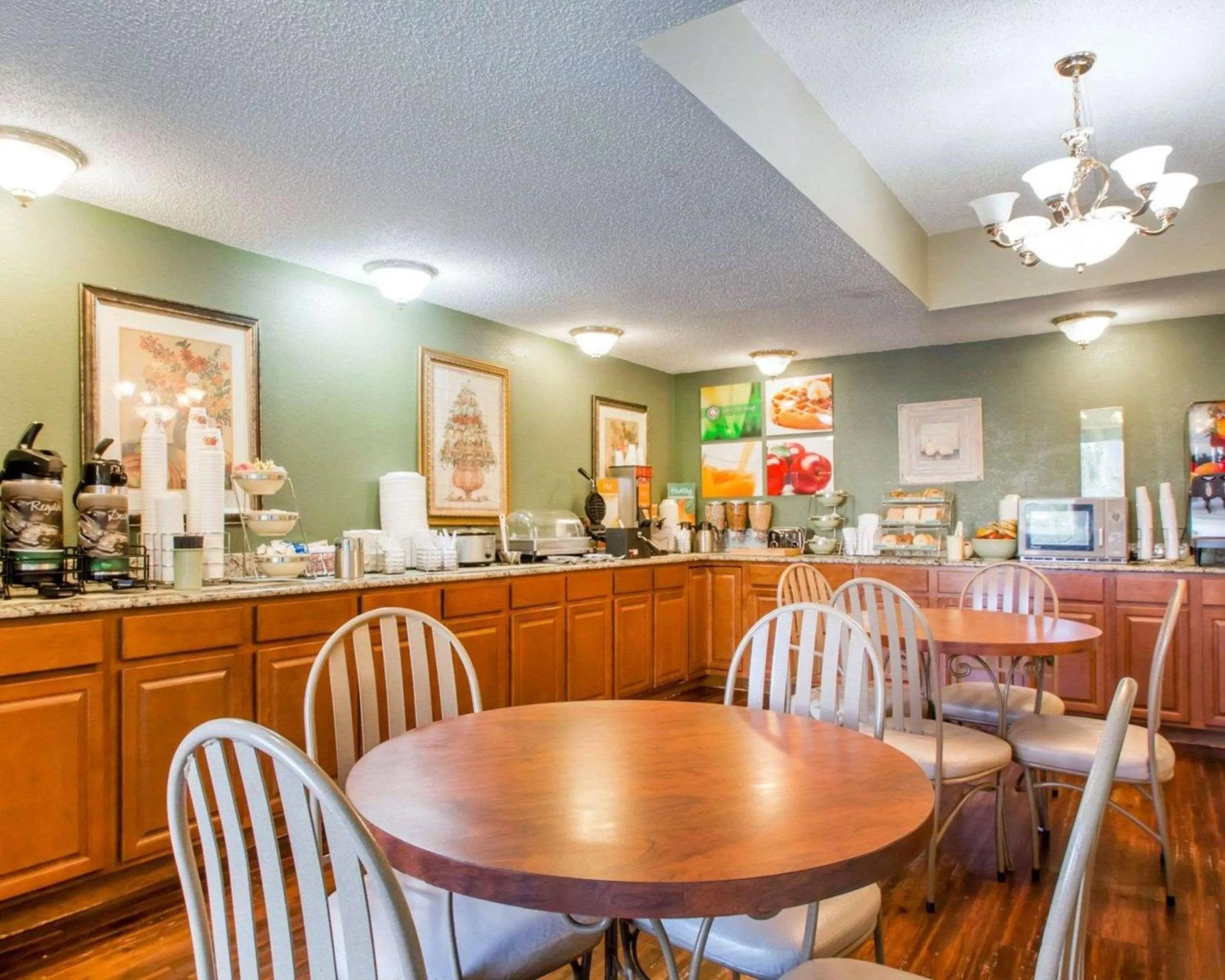 Breakfast in Quality Inn & Suites Ridgeland