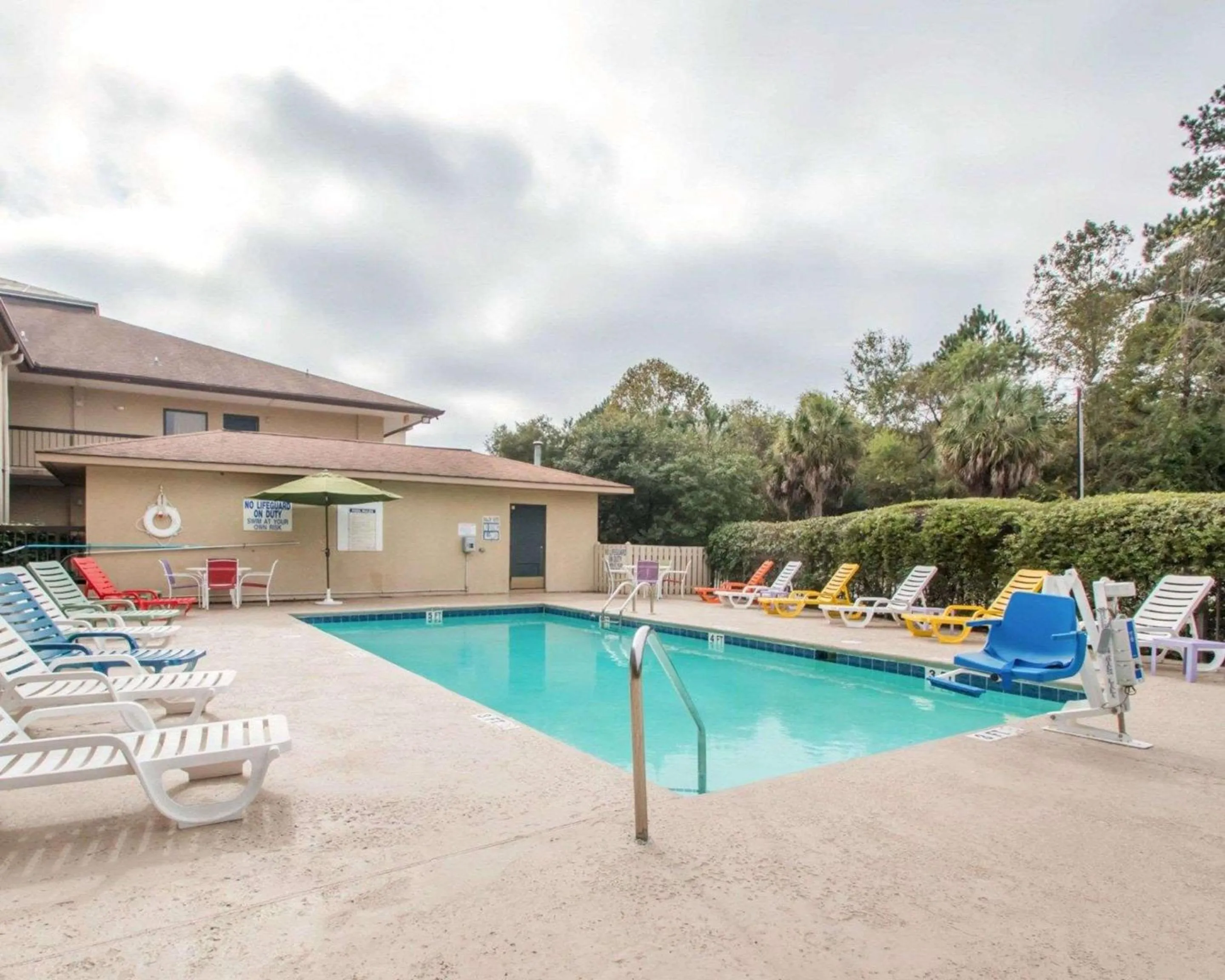 Swimming pool in Quality Inn & Suites Ridgeland