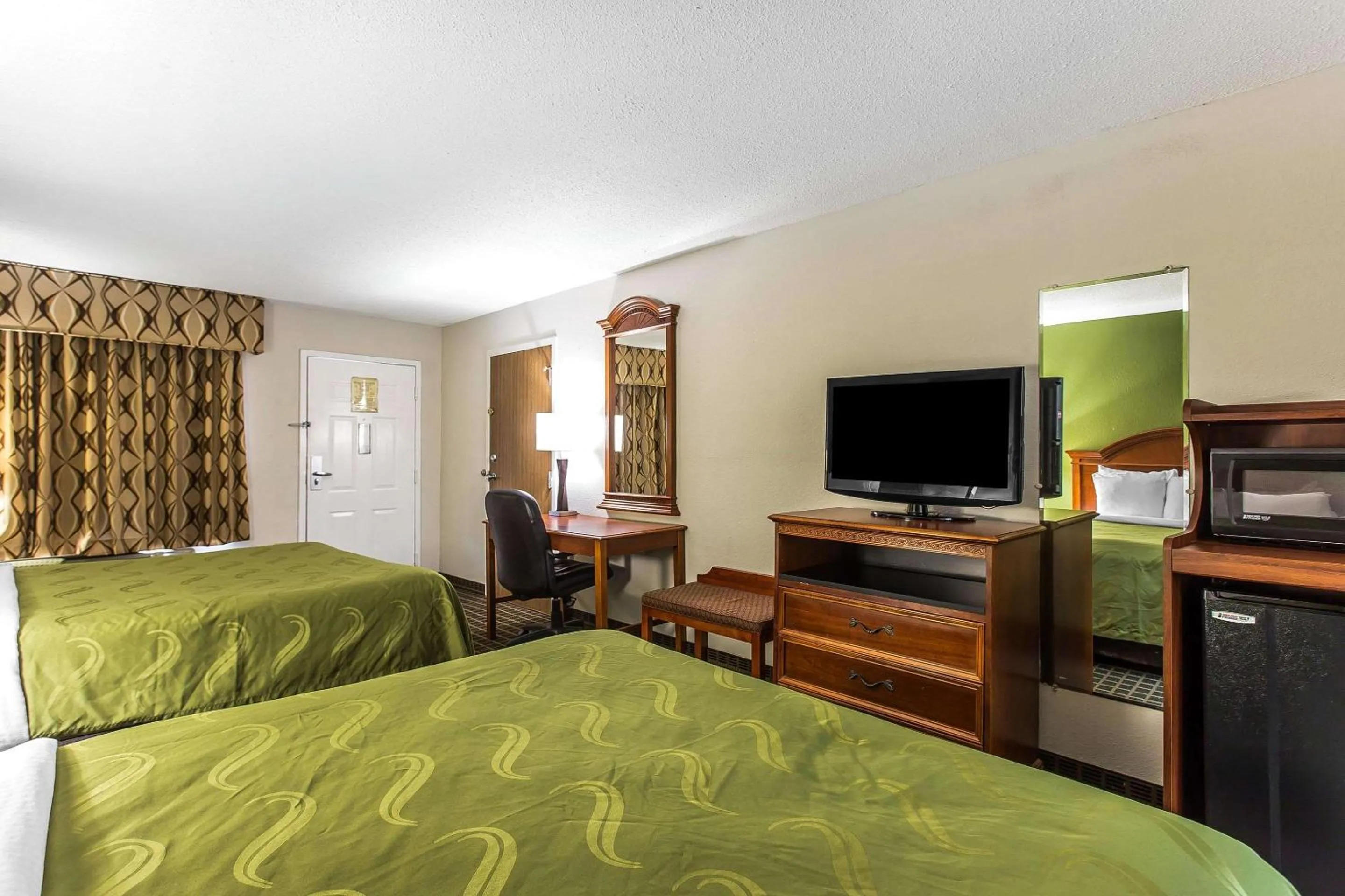 Photo of the whole room, Bed in Quality Inn & Suites Orangeburg