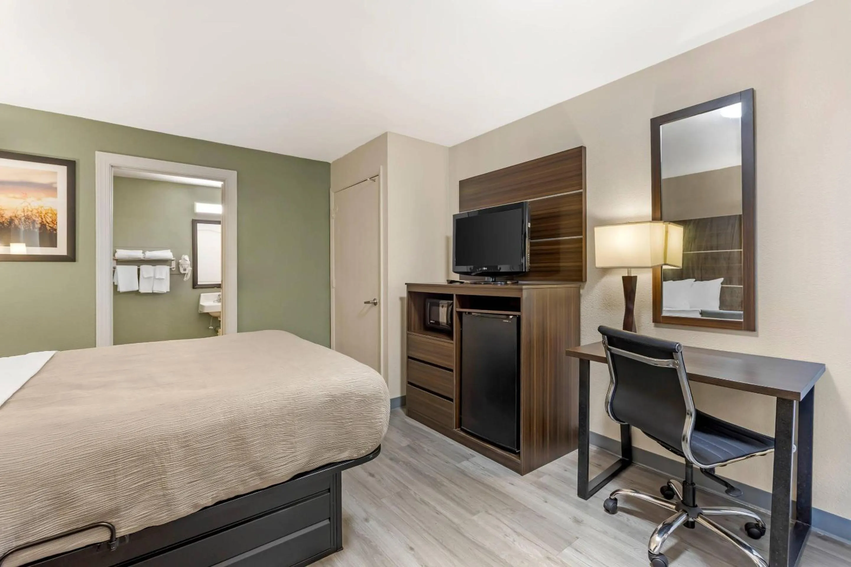 Bedroom, Bed in Quality Inn & Suites Orangeburg