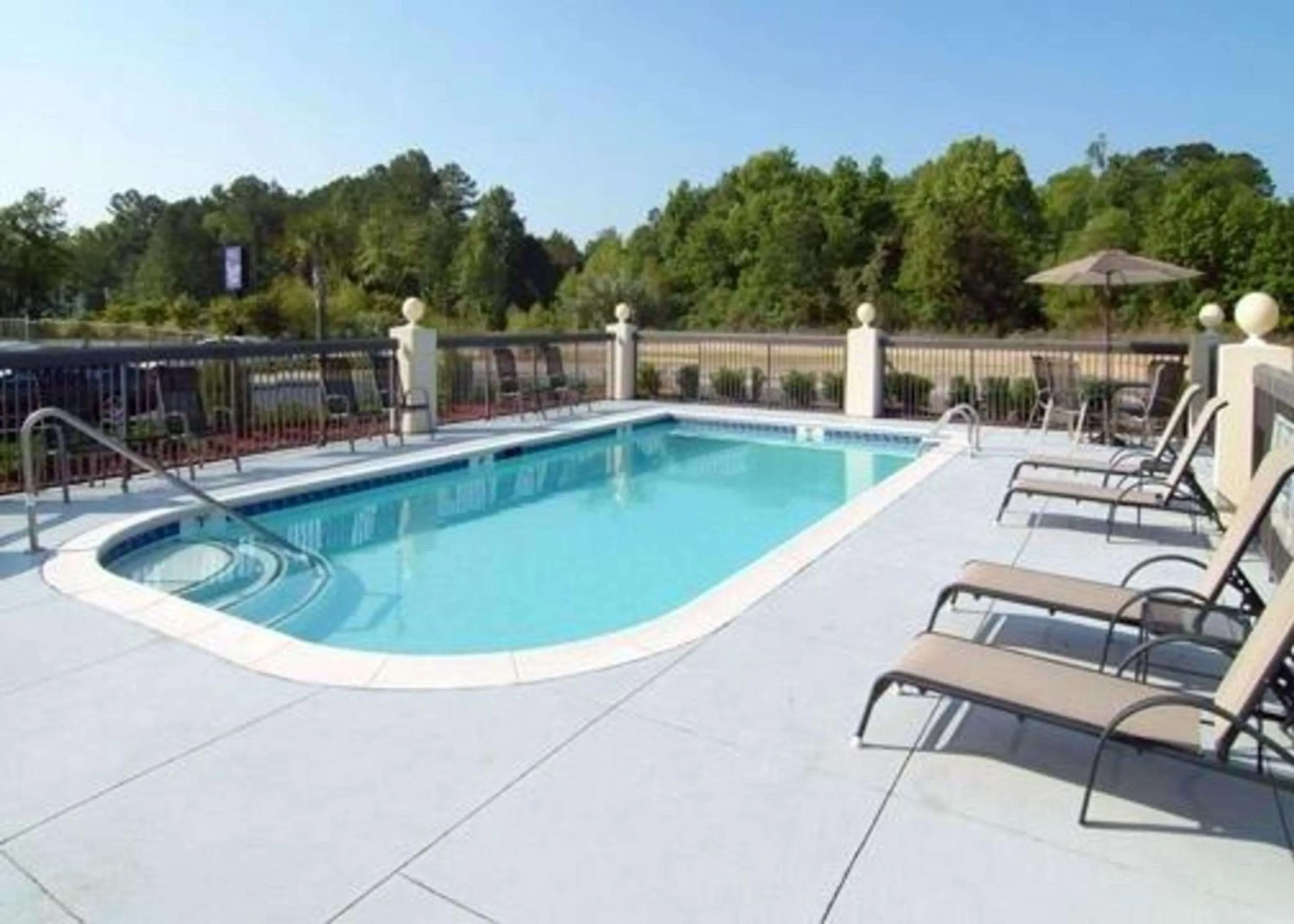 Swimming pool in Sleep Inn Walterboro I-95