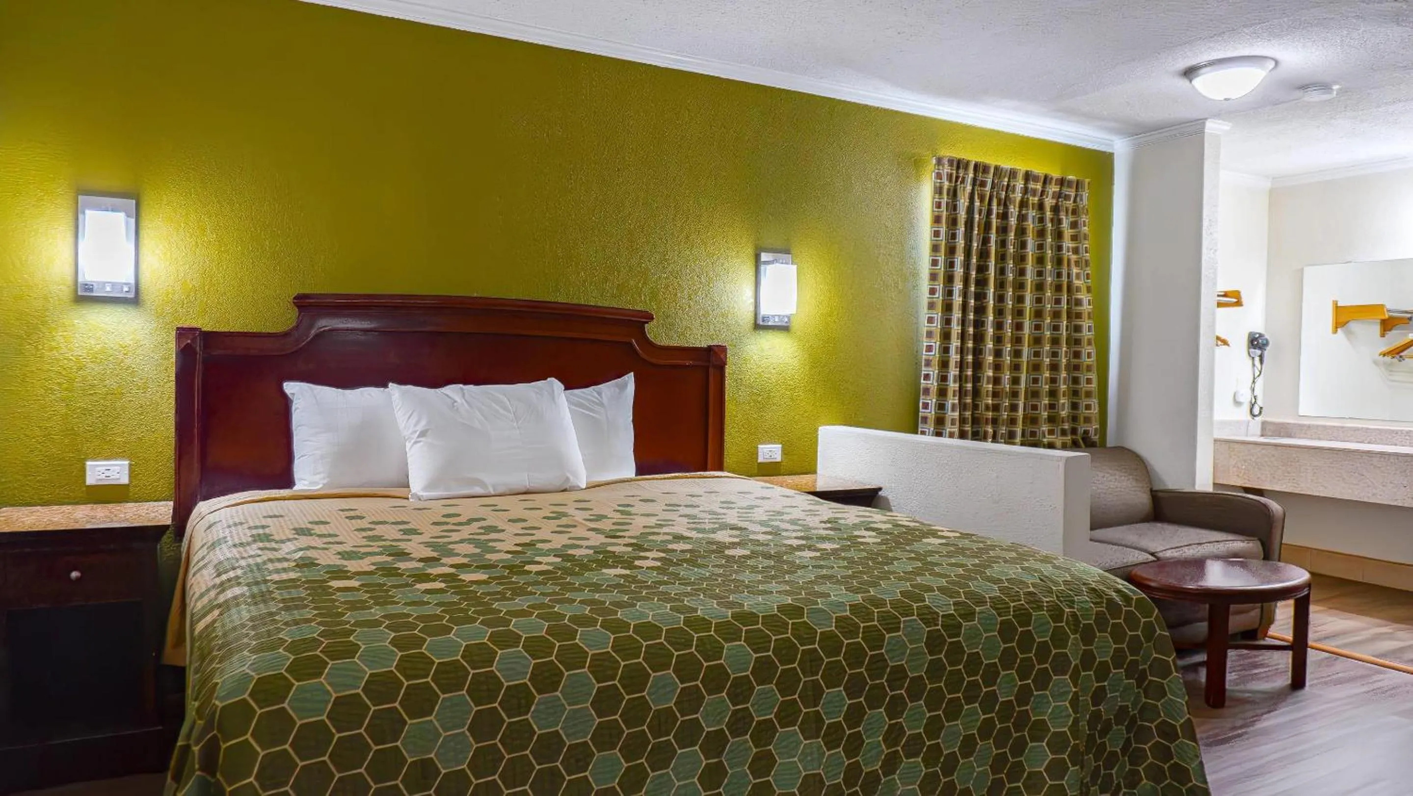 Bedroom, Bed in Rodeway Inn & Suites Fort Jackson