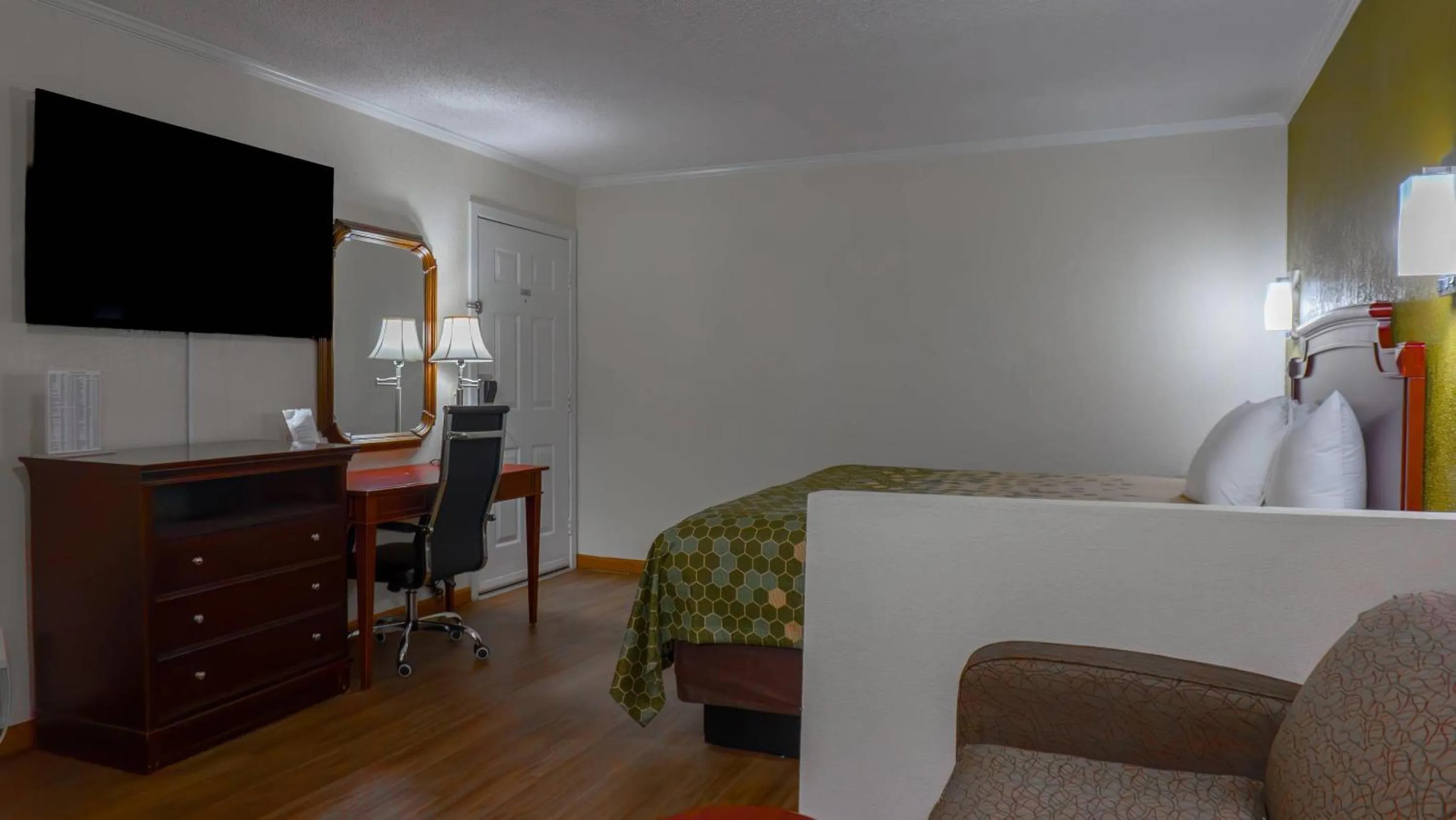 Bedroom, Bed in Rodeway Inn & Suites Fort Jackson