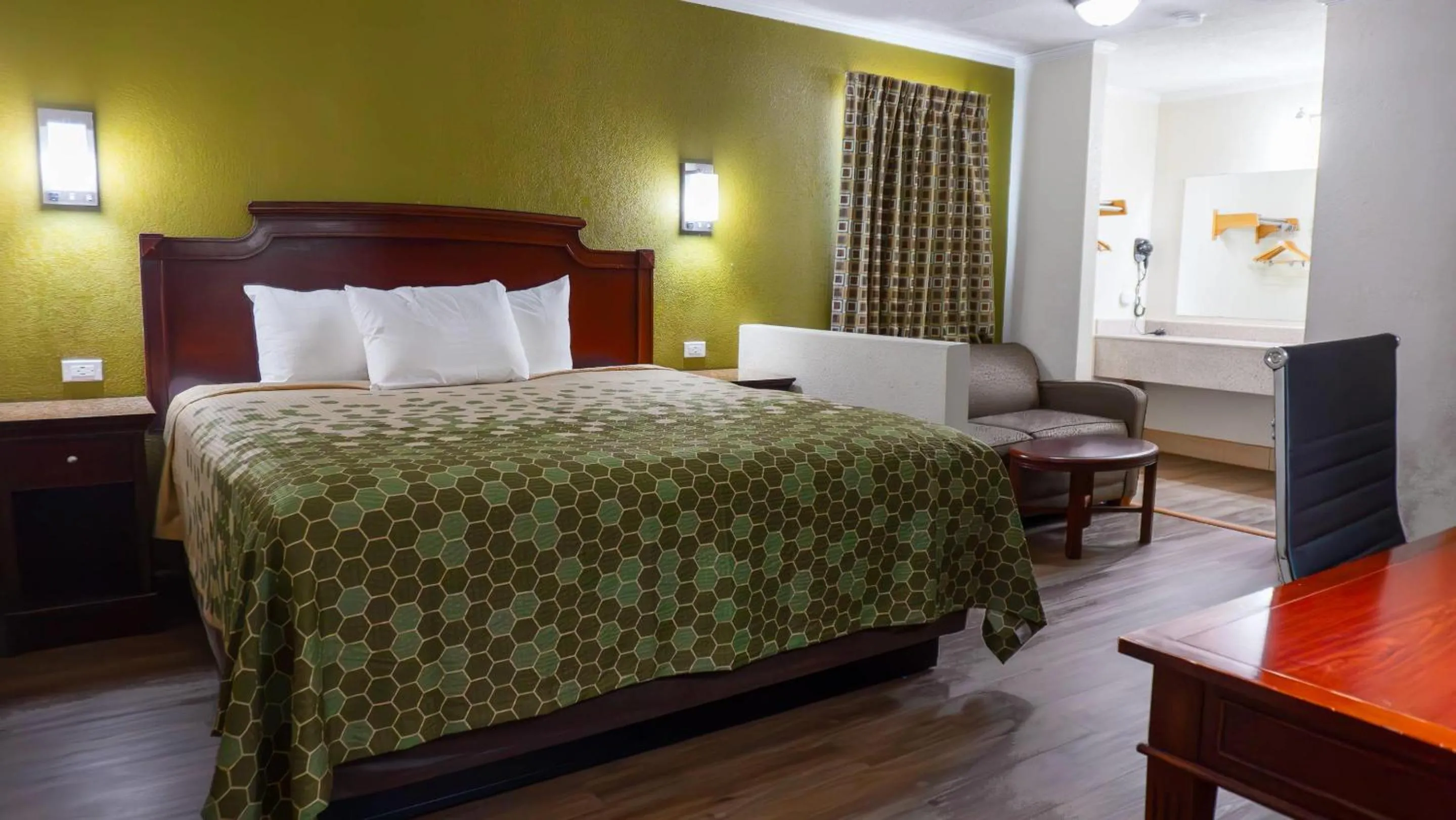 Bedroom, Bed in Rodeway Inn & Suites Fort Jackson
