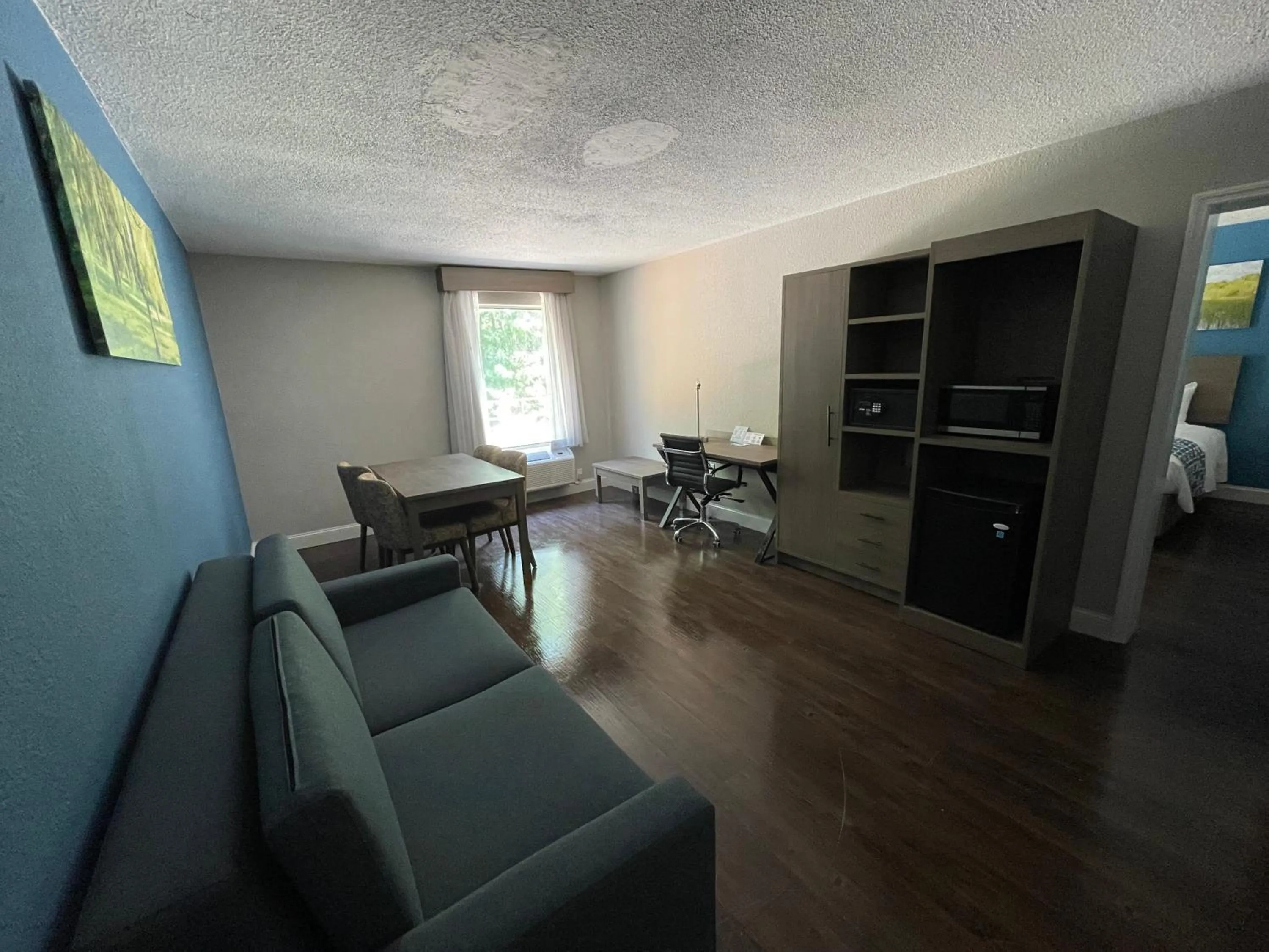 Seating area in Wingate By Wyndham Columbia Fort Jackson