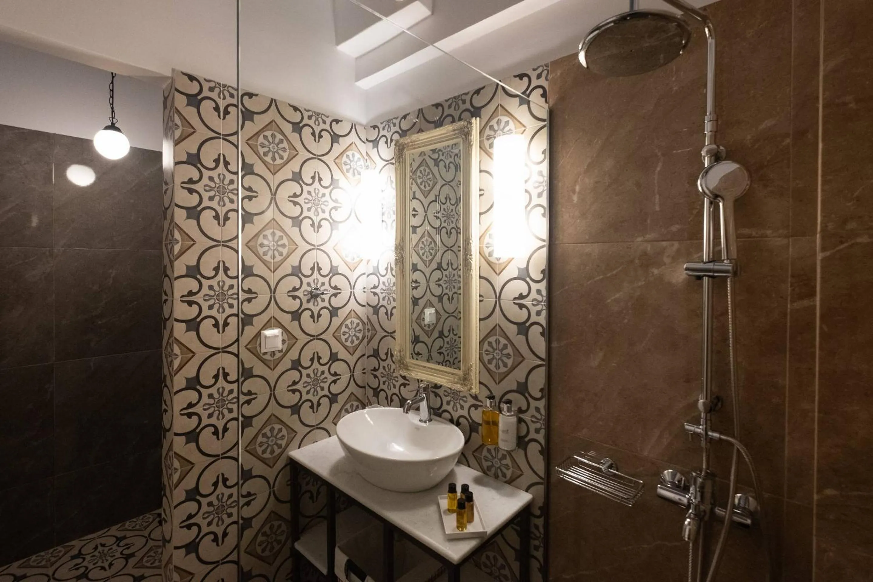 ATHENIAN YARD SUITES