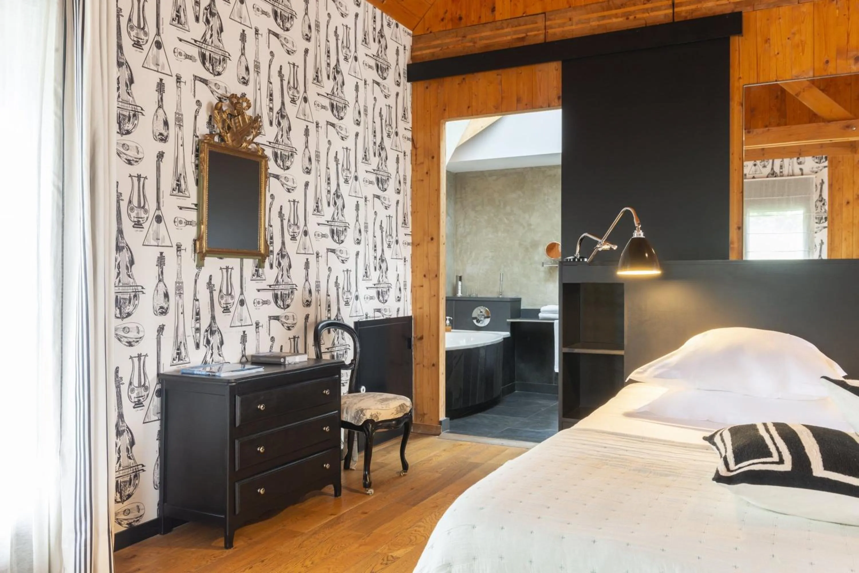 Bedroom, TV/Entertainment Center in Lecoq Gadby