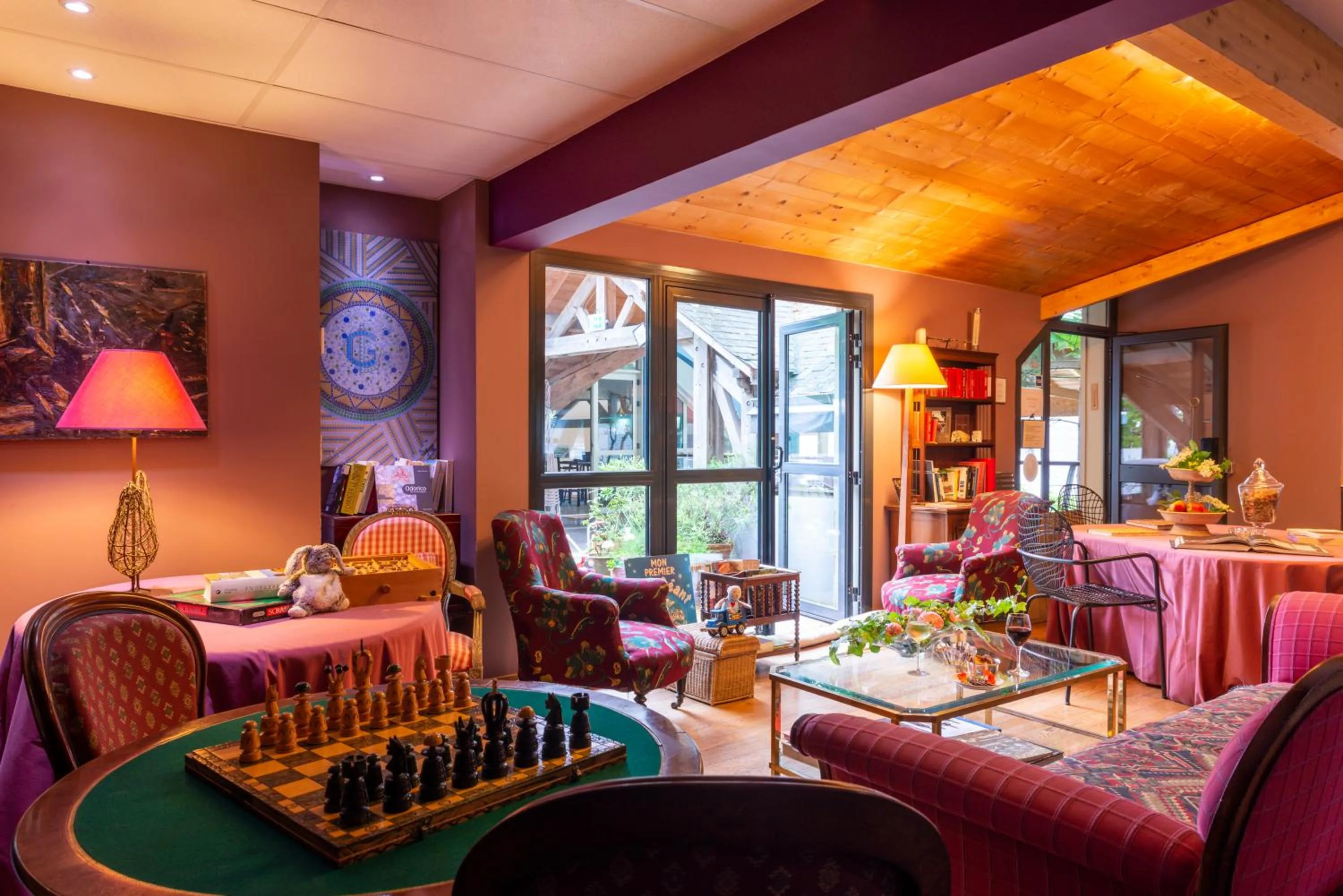 Property building, Restaurant/Places to Eat in Lecoq Gadby