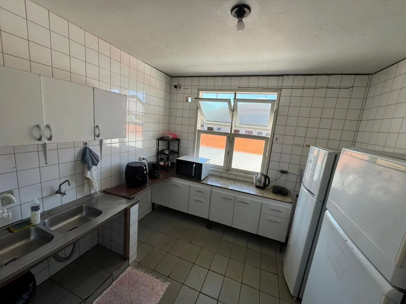 Communal kitchen in Hostel Canasvieiras