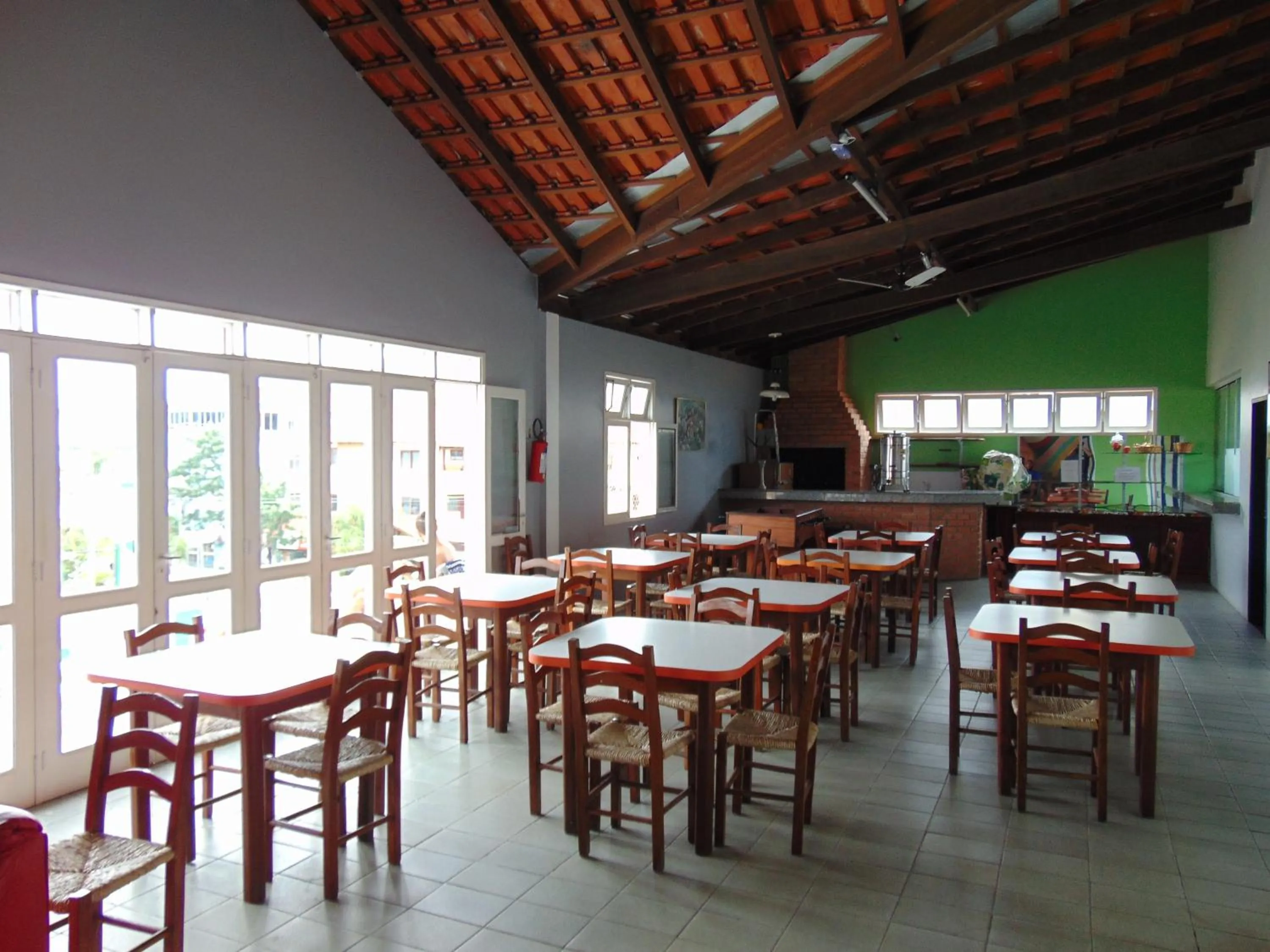 Communal lounge/ TV room in Hostel Canasvieiras