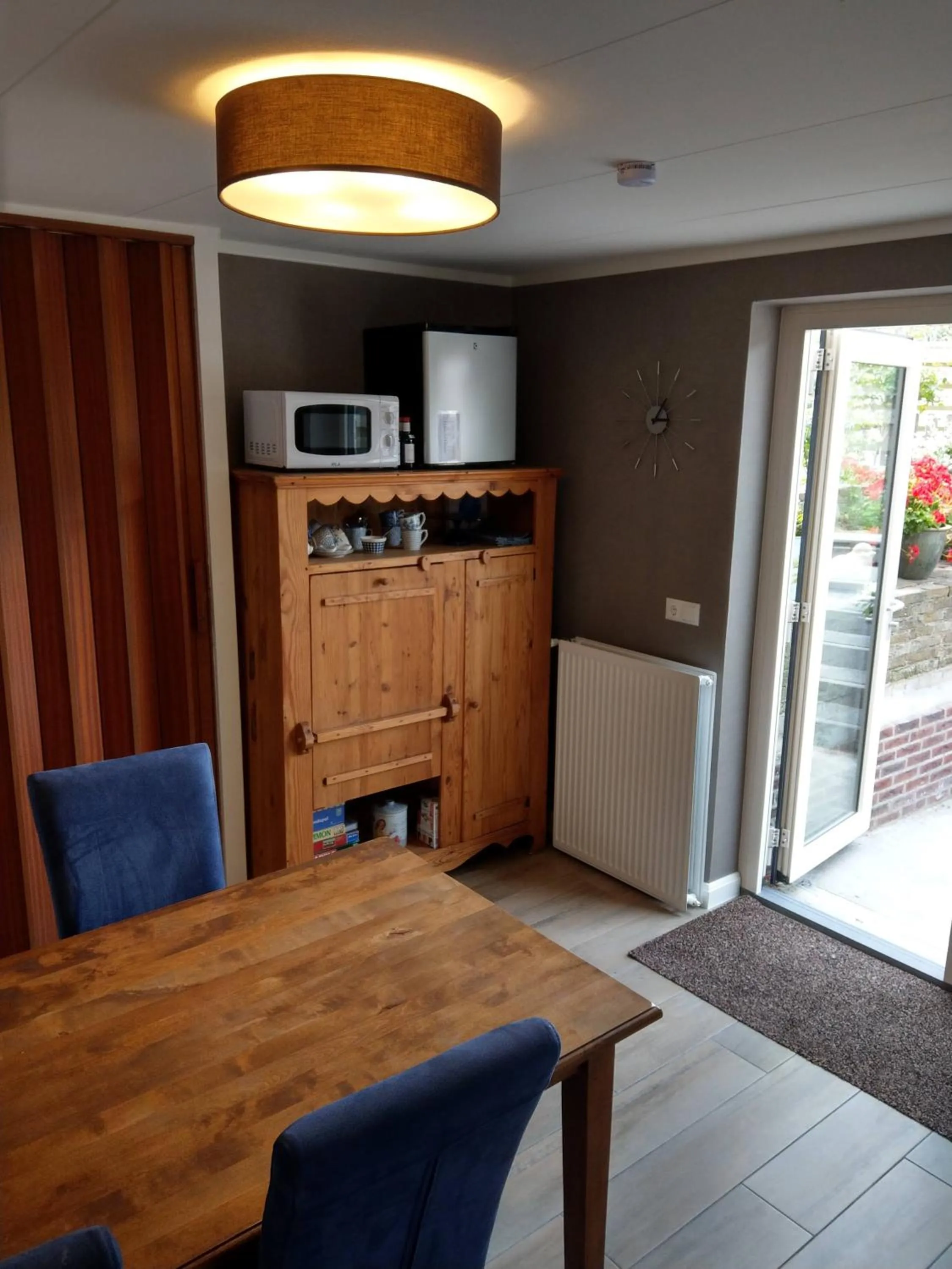 Dining area in B&B De Blauwe Tulp