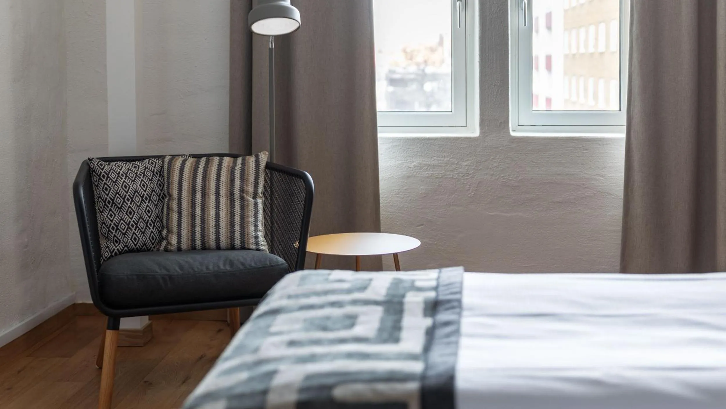 Seating area, Bed in Home Hotel Magasinet