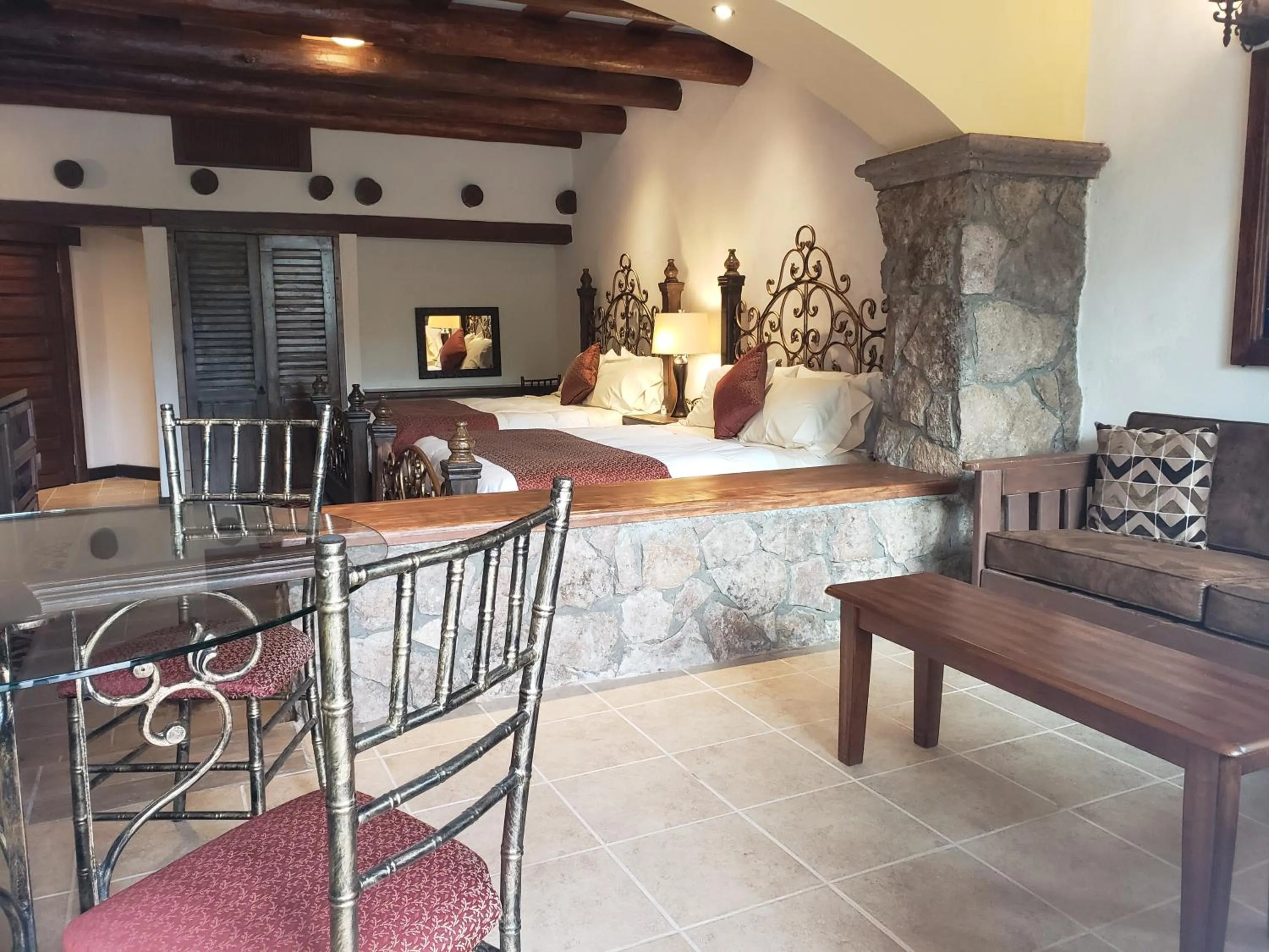 Photo of the whole room in Hotel Quinta Mision