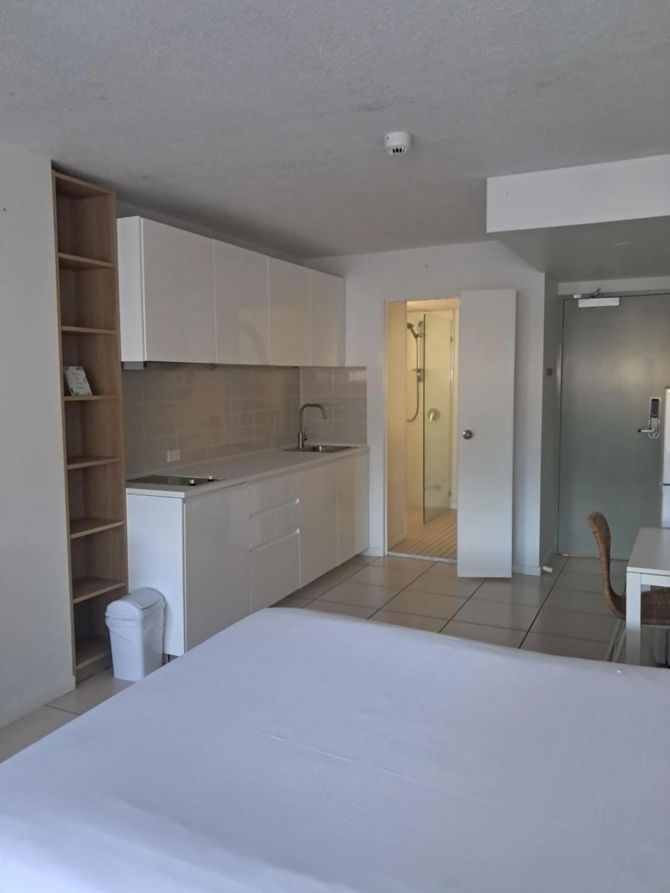 Kitchen or kitchenette, Bed in Bayview Tower