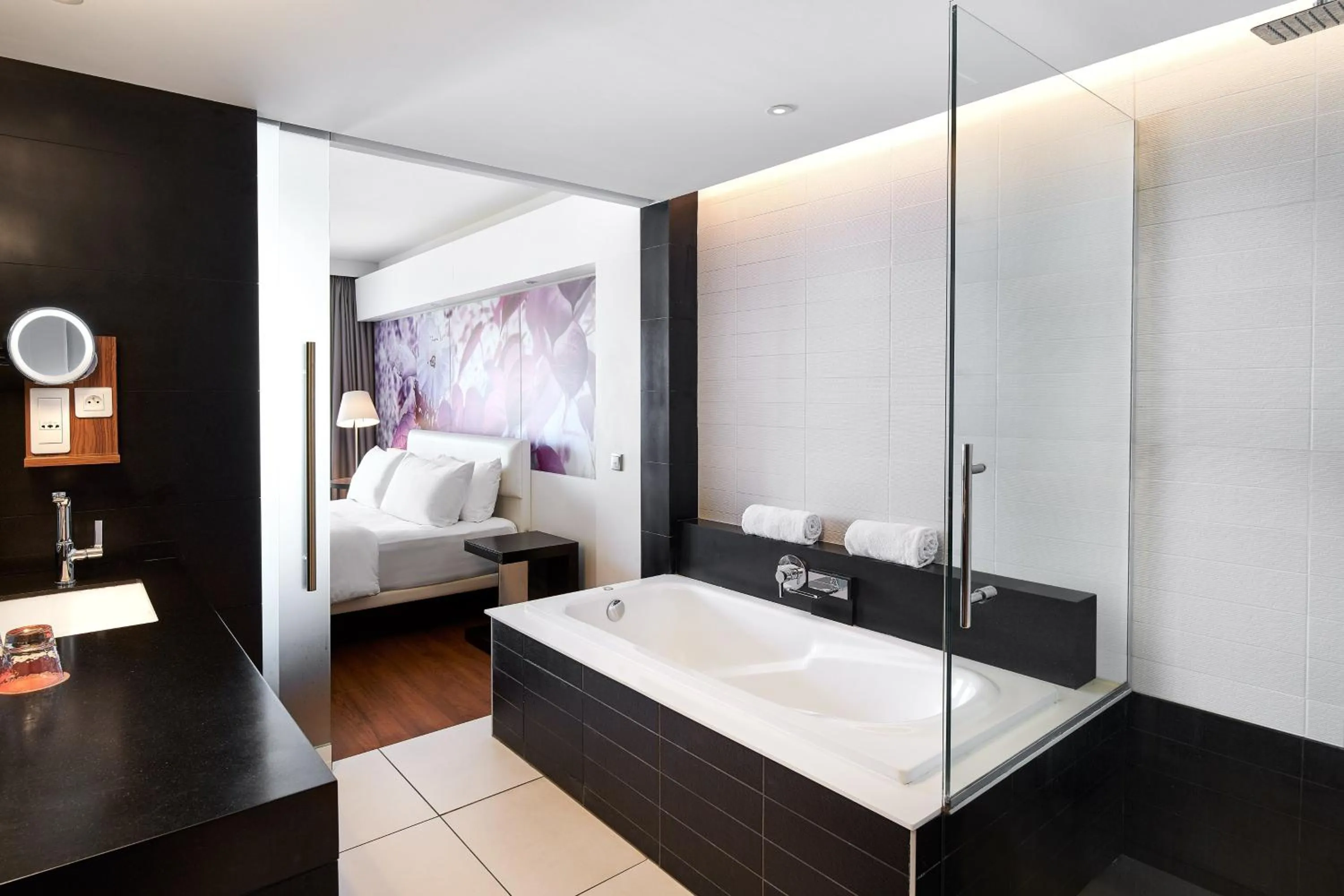 Bathroom, Bed in Le Méridien Nouméa Resort & Spa