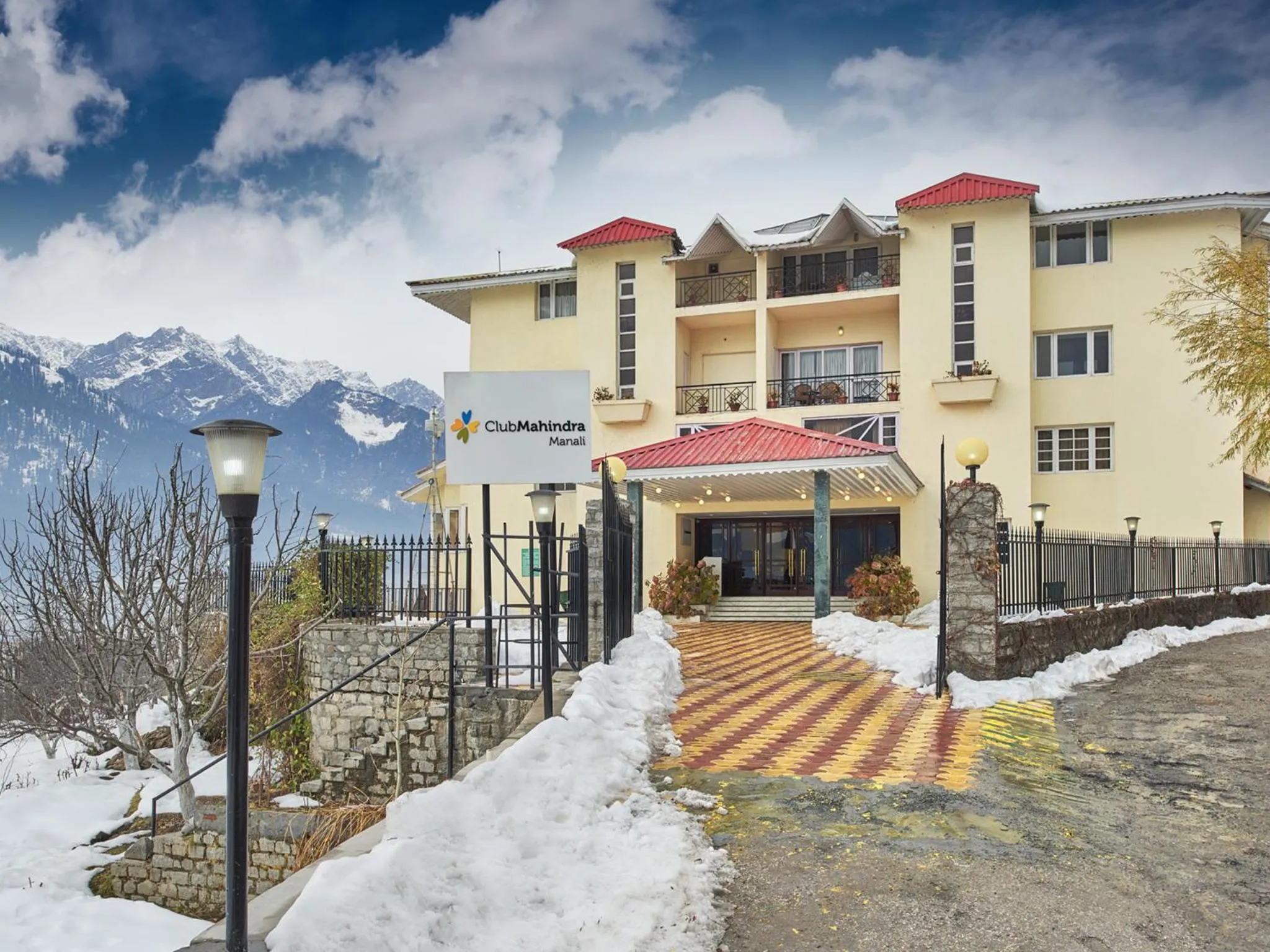 Facade/entrance in Club Mahindra Snow Peaks Manali