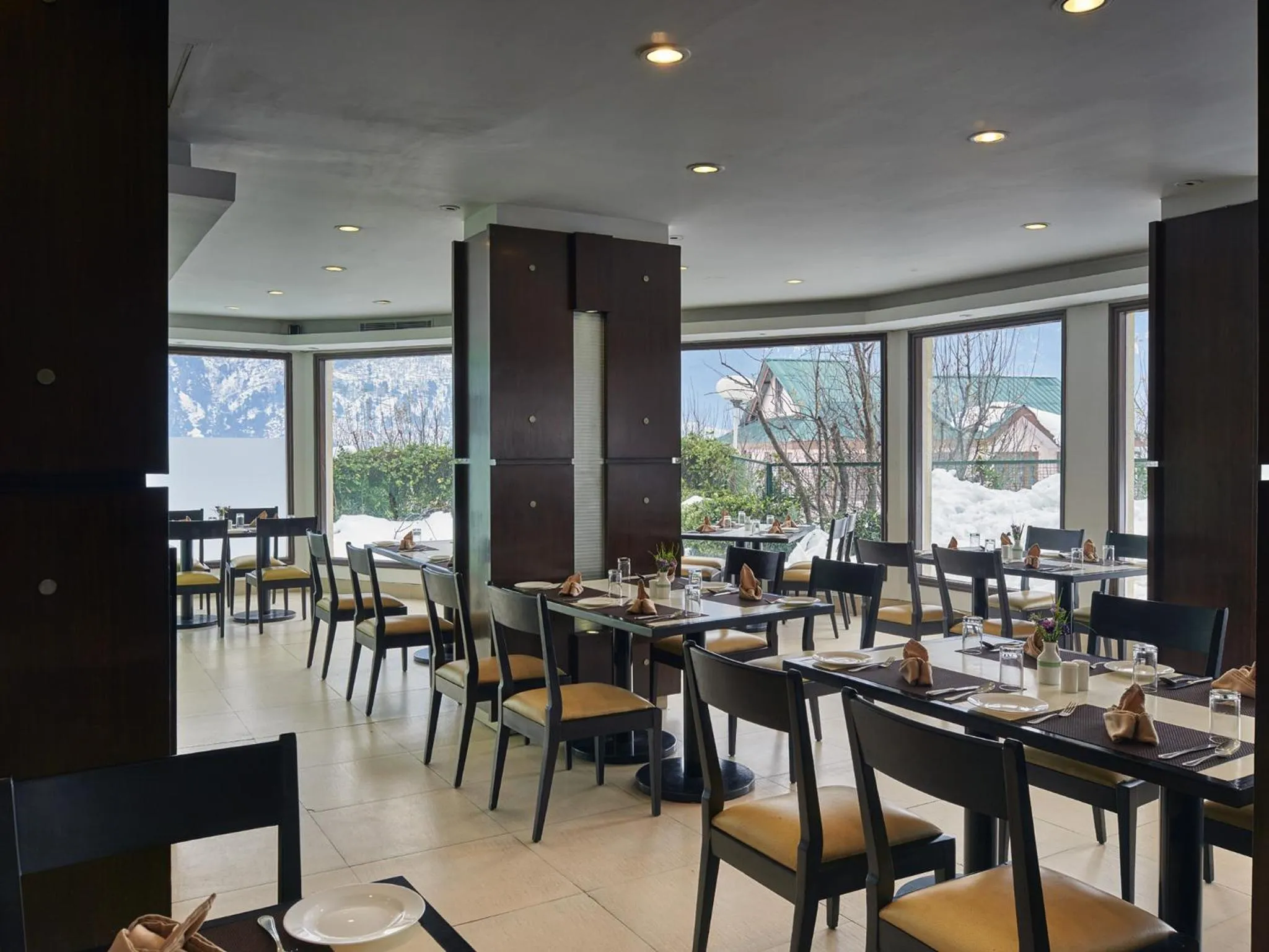 Restaurant/places to eat in Club Mahindra Snow Peaks Manali