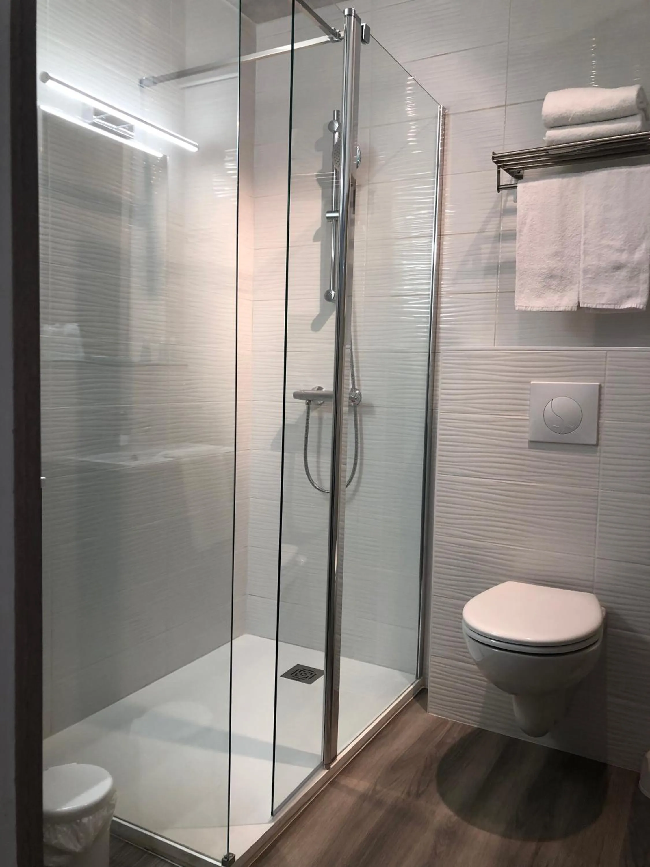 Bathroom in Hotel La Cote Oceane- Bureau- 250 m plage