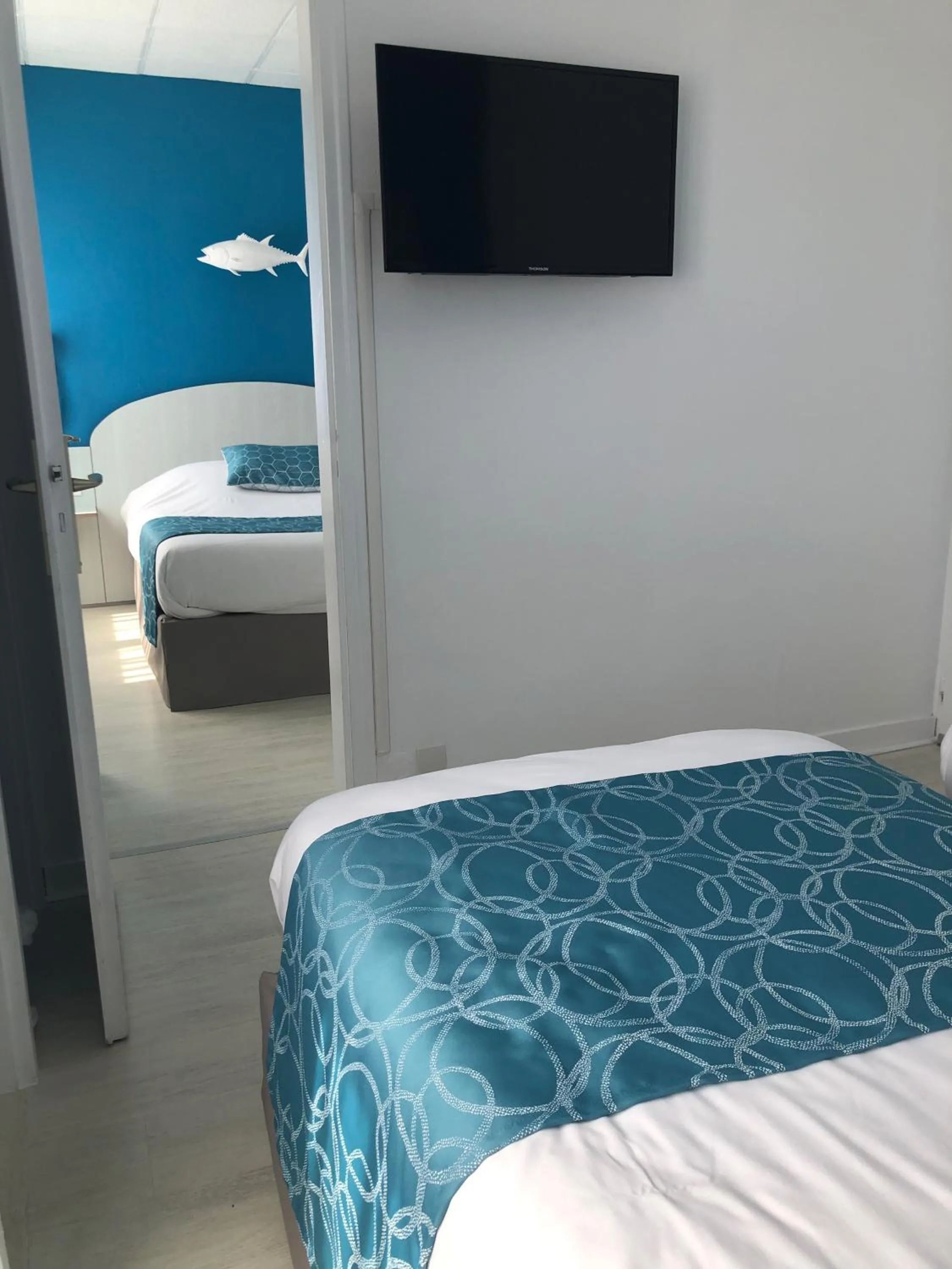 Communal lounge/ TV room, Bed in Hotel La Cote Oceane- Bureau- 250 m plage