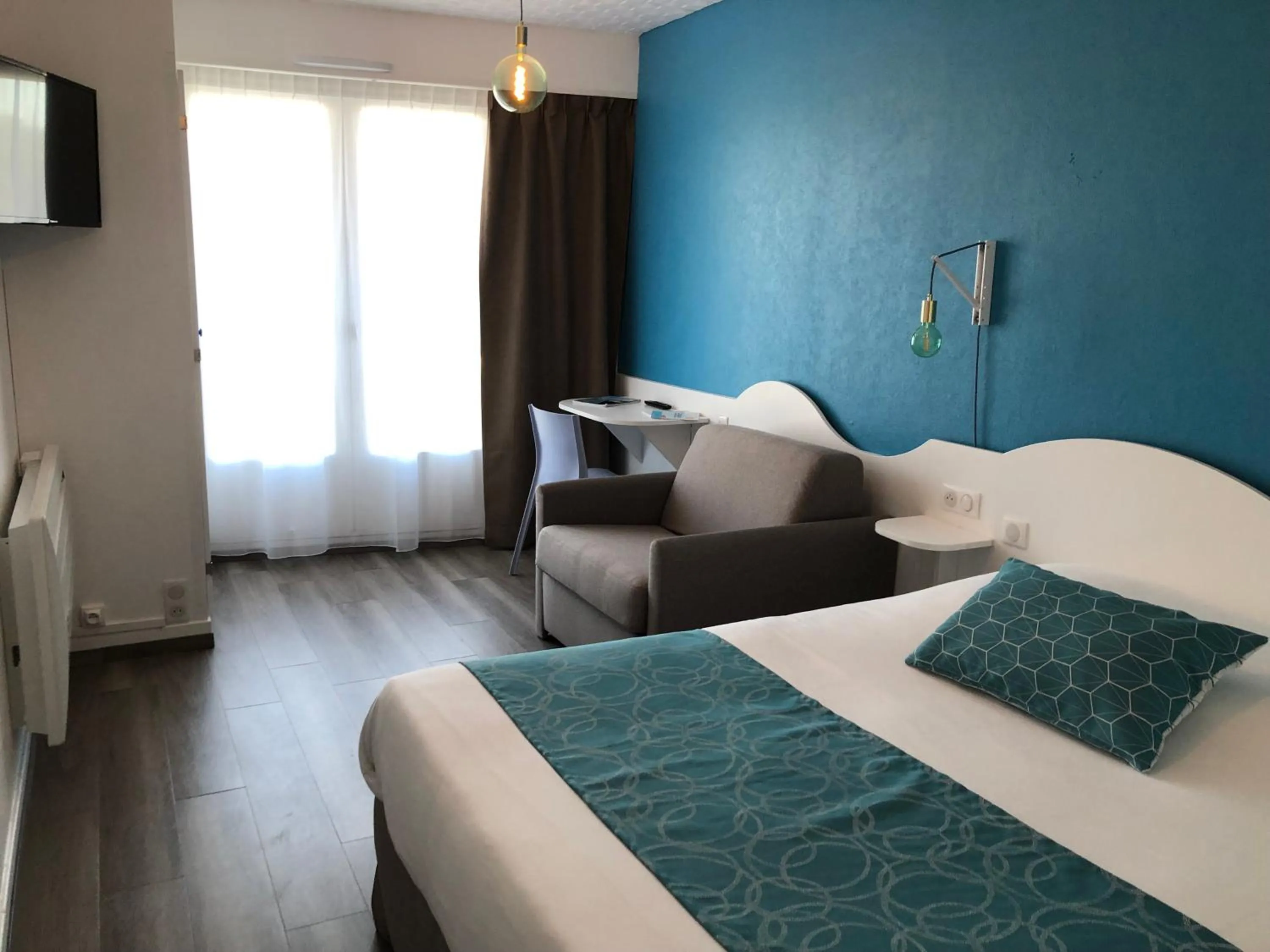 Photo of the whole room, Bed in Hotel La Cote Oceane- Bureau- 250 m plage