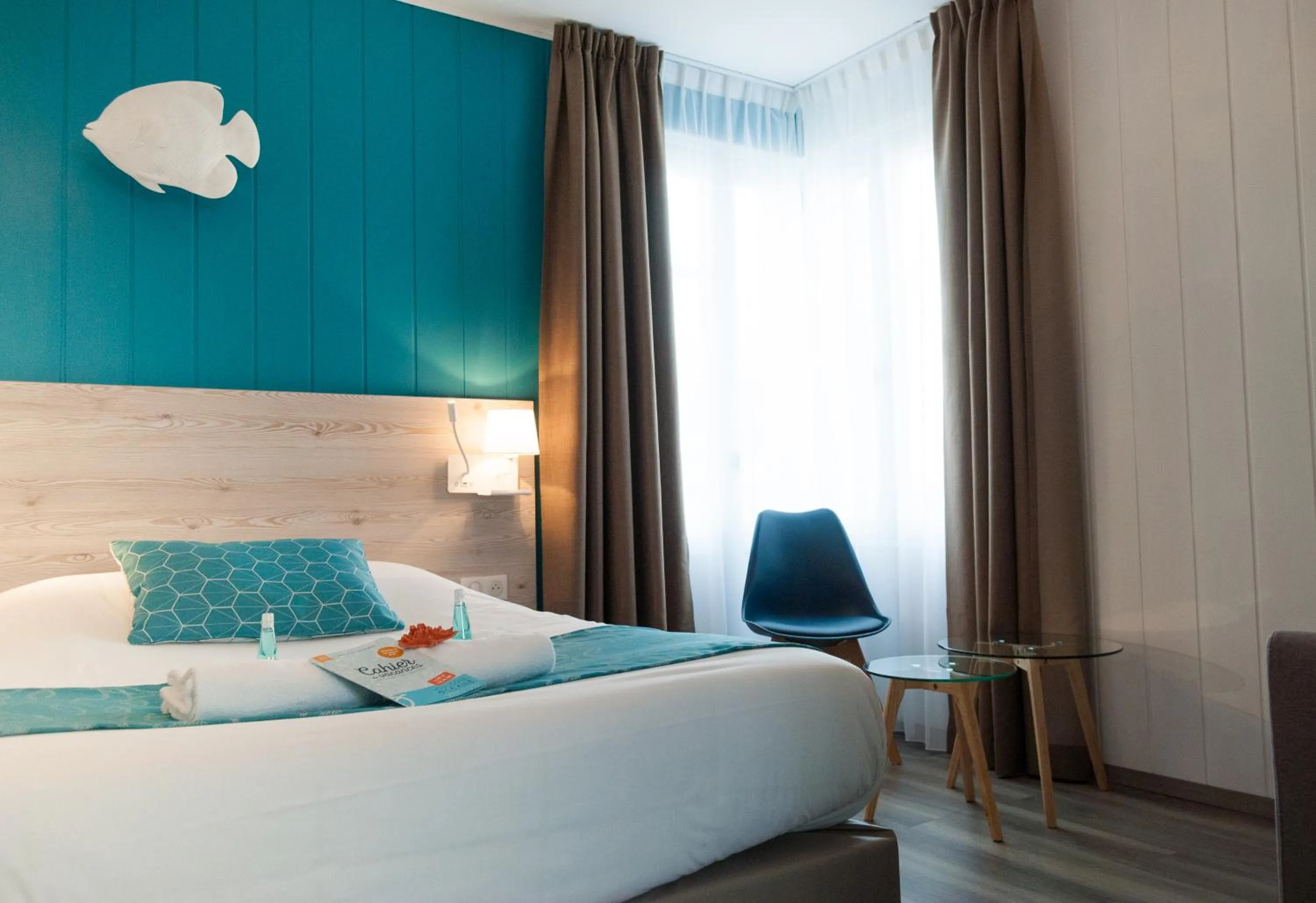 Bed in Hotel La Cote Oceane- Bureau- 250 m plage