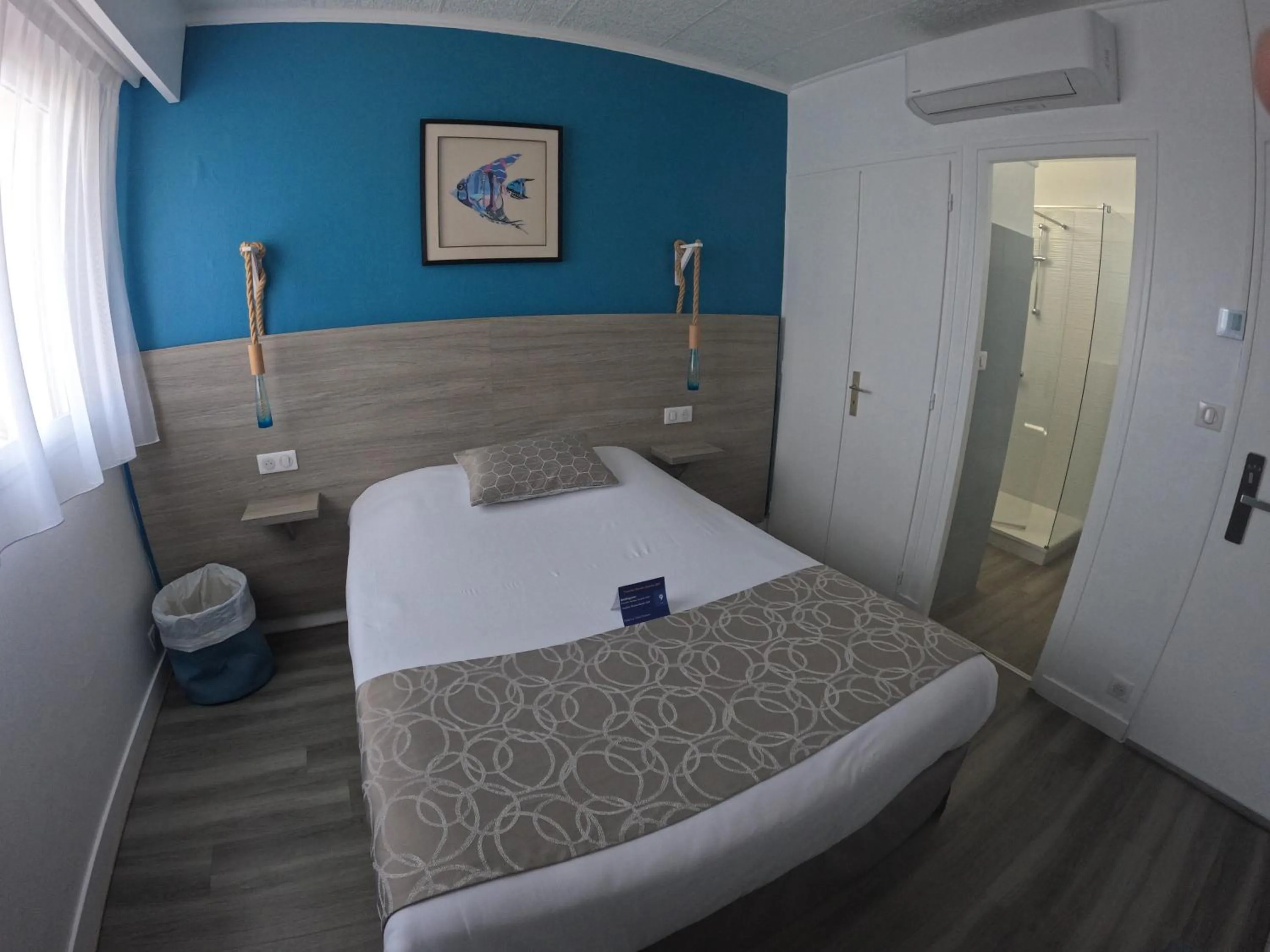 Bed in Hotel La Cote Oceane- Bureau- 250 m plage