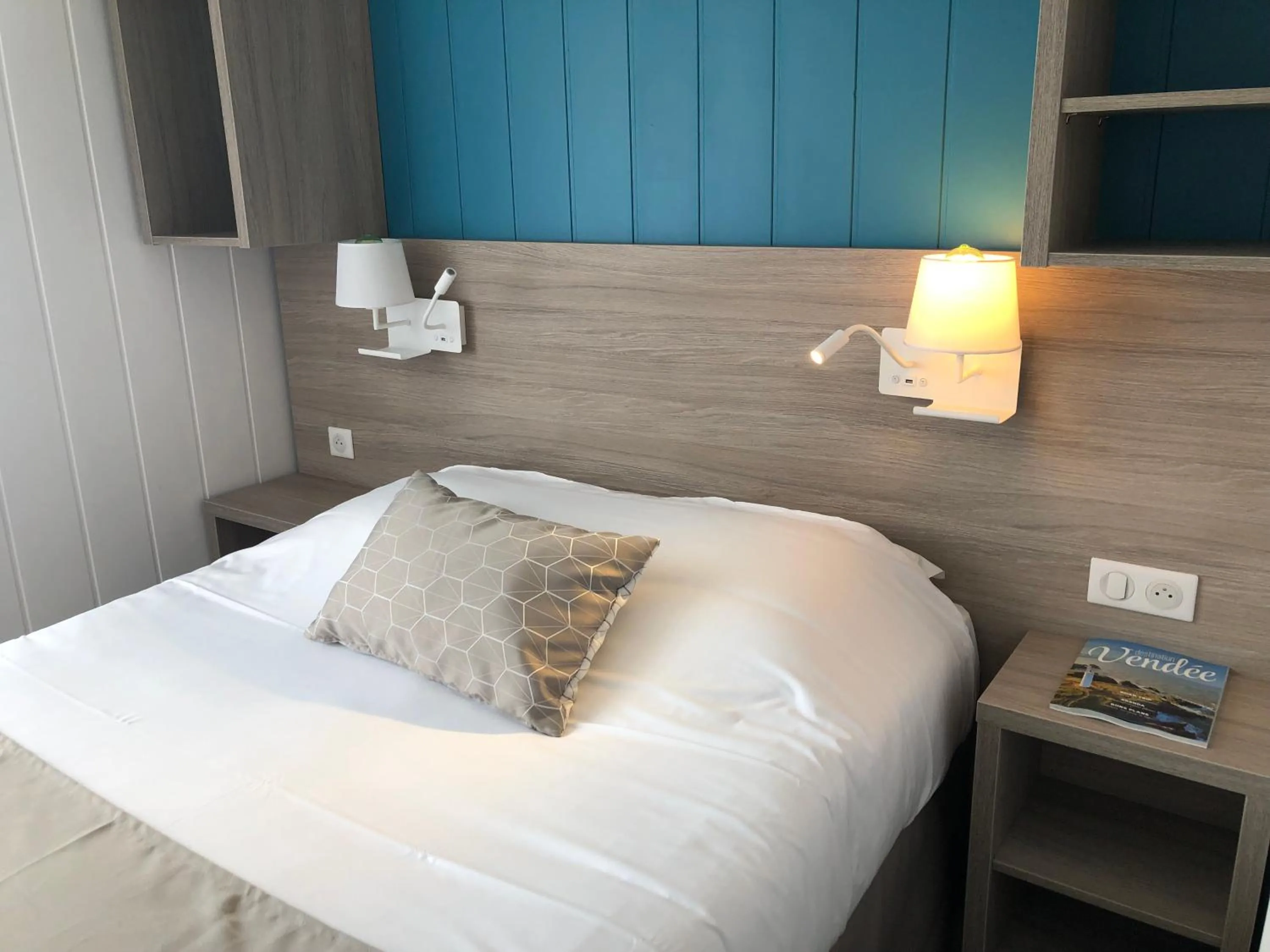 Bed in Hotel La Cote Oceane- Bureau- 250 m plage