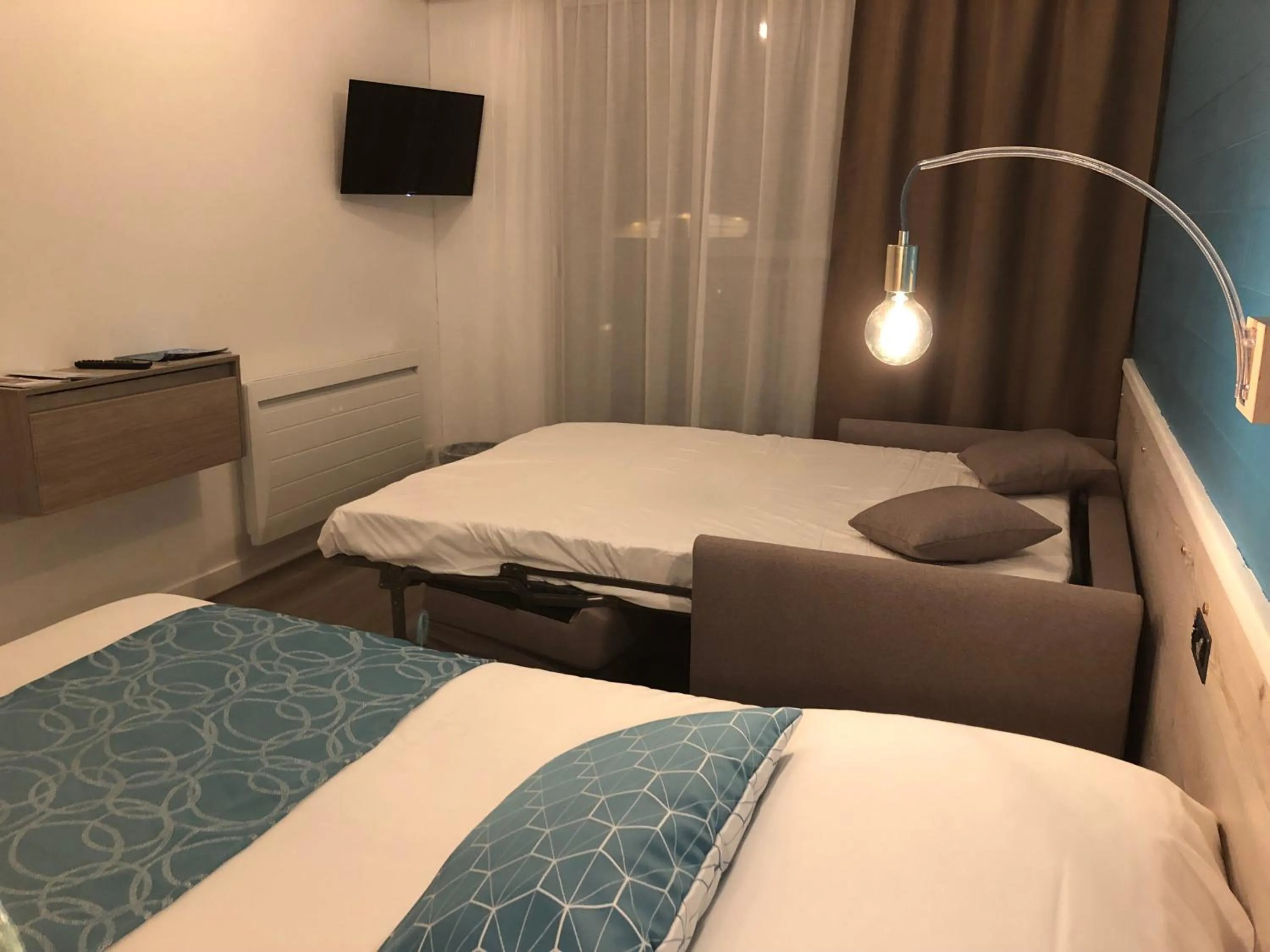 Bed in Hotel La Cote Oceane- Bureau- 250 m plage