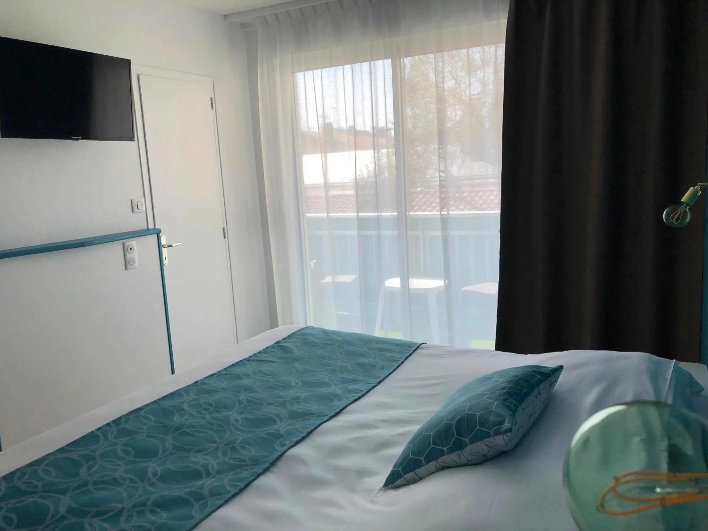 Photo of the whole room, Bed in Hotel La Cote Oceane- Bureau- 250 m plage