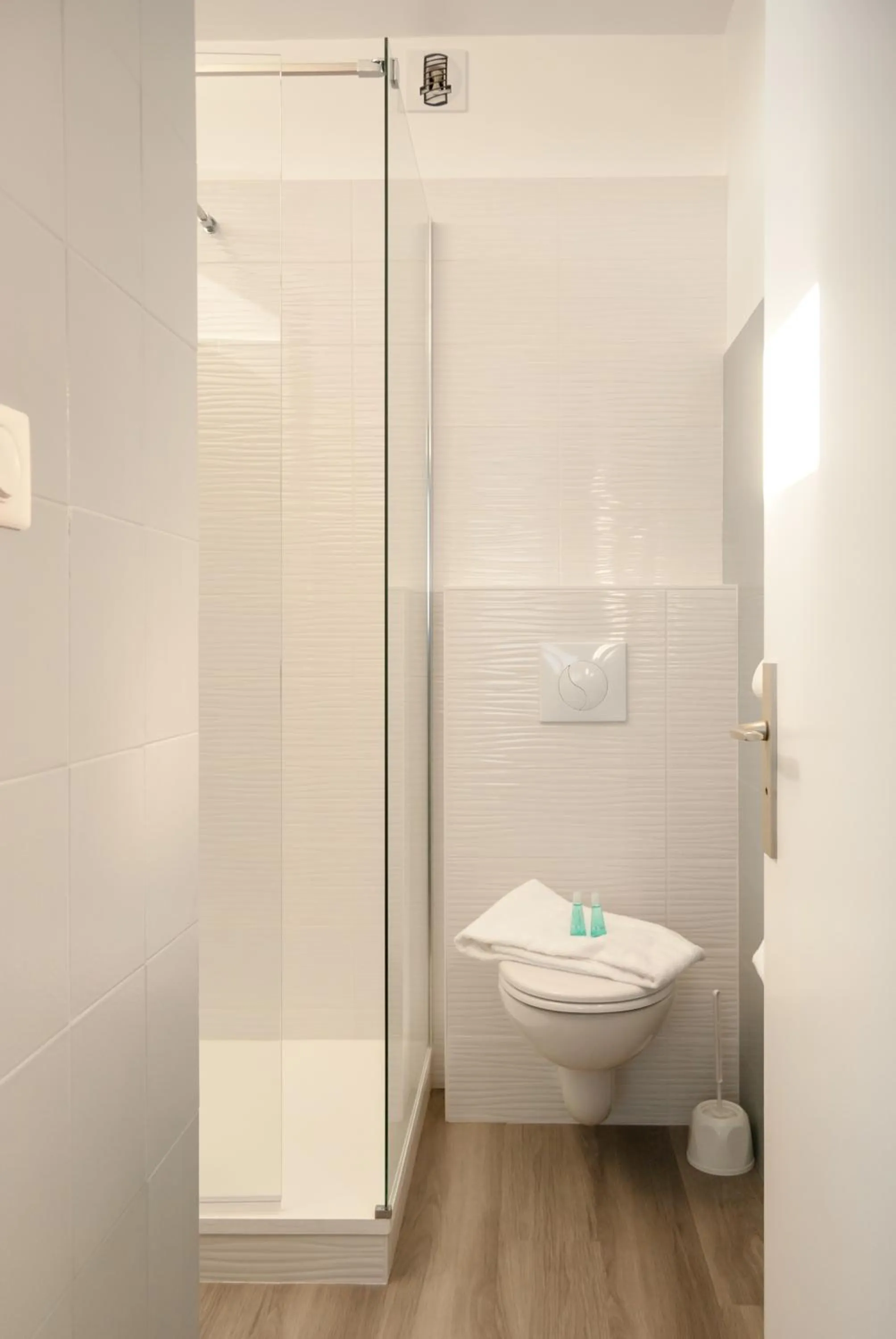 Bathroom in Hotel La Cote Oceane- Bureau- 250 m plage