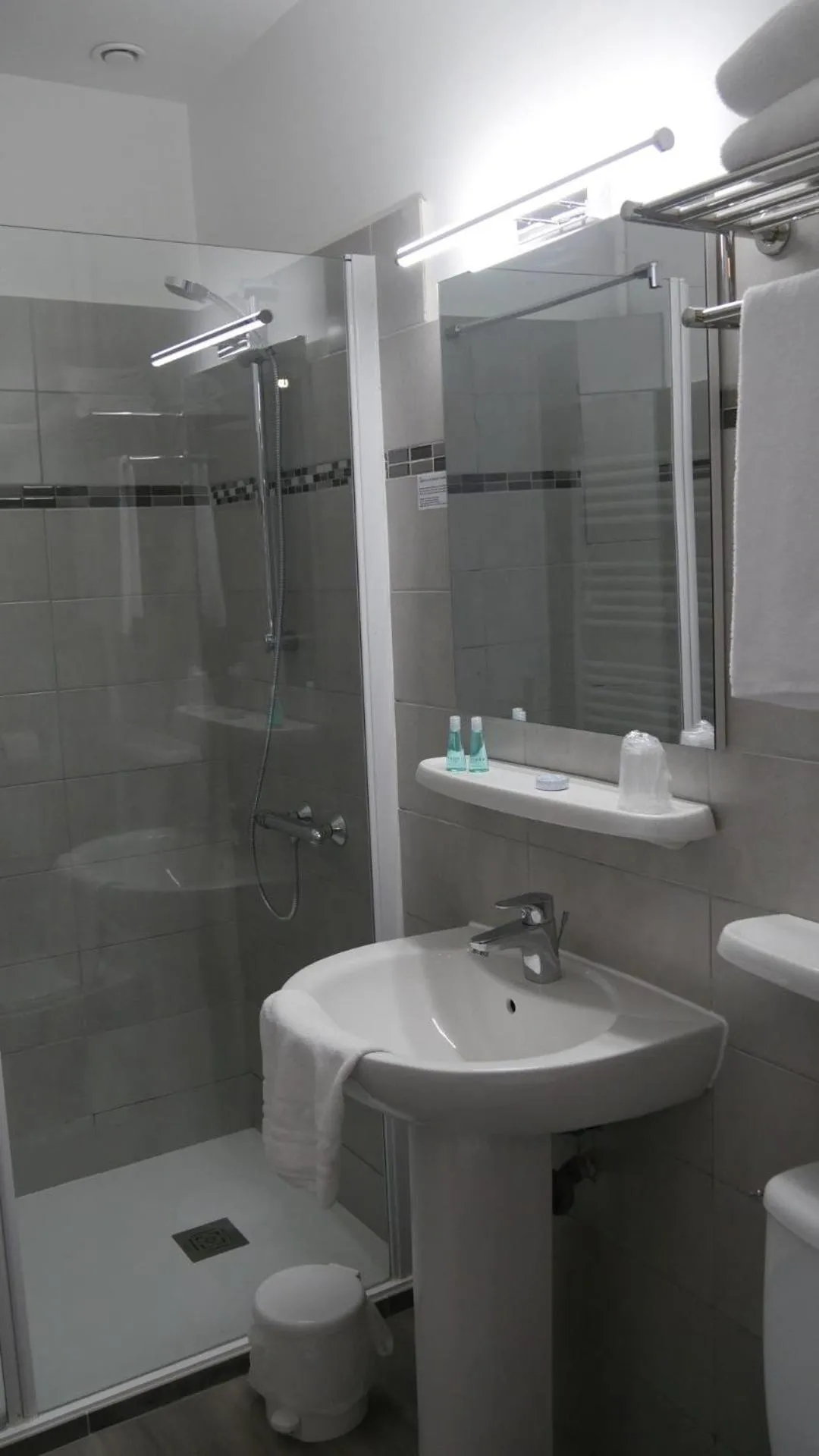 Bathroom in Hotel La Cote Oceane- Bureau- 250 m plage